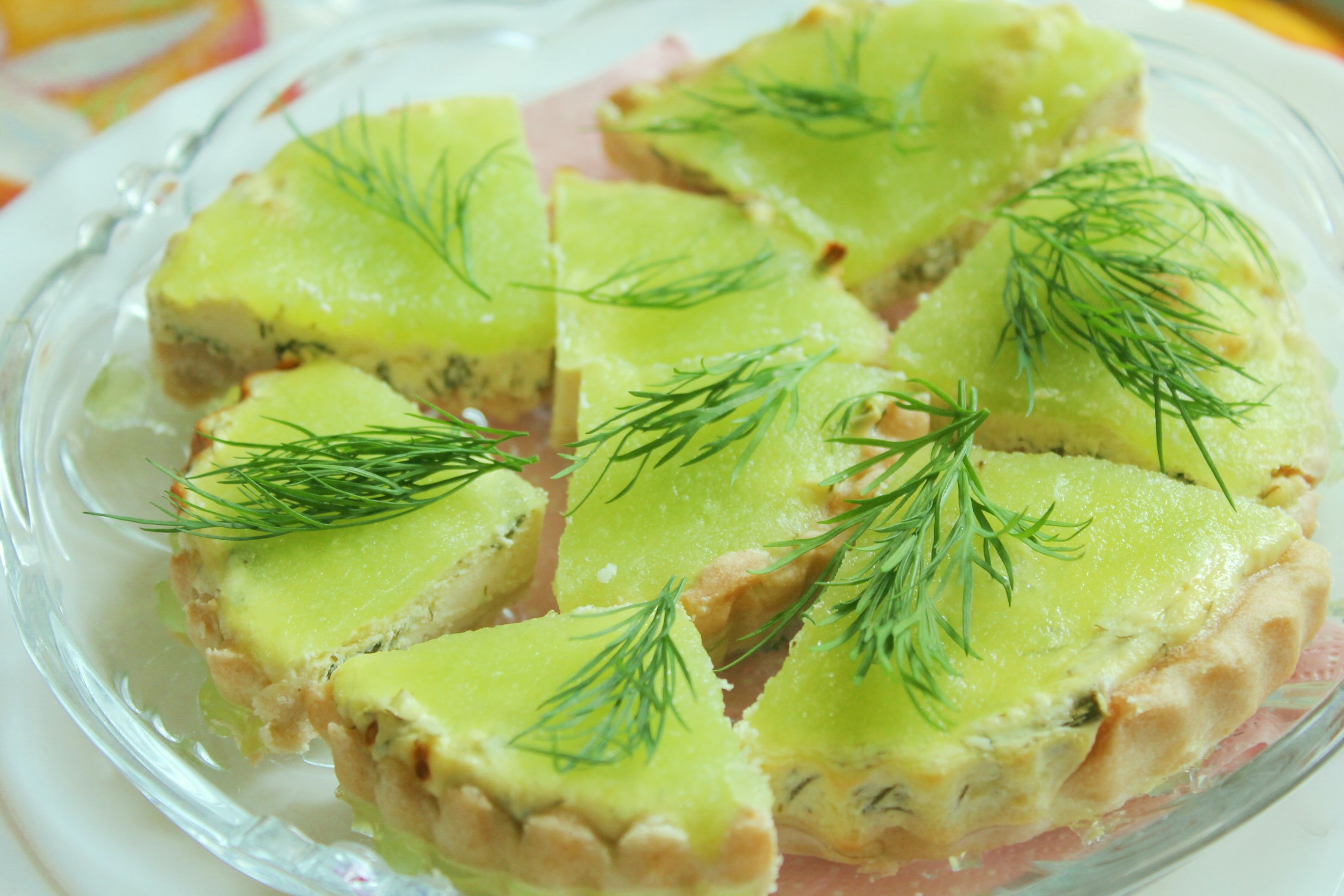 Aperitiv mini tarte cu crema de branza si jeleu de castraveti