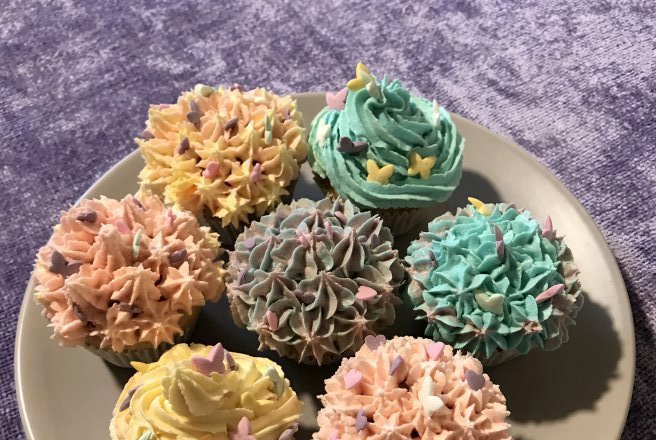 Desert briose (cupcakes) cu buttercream