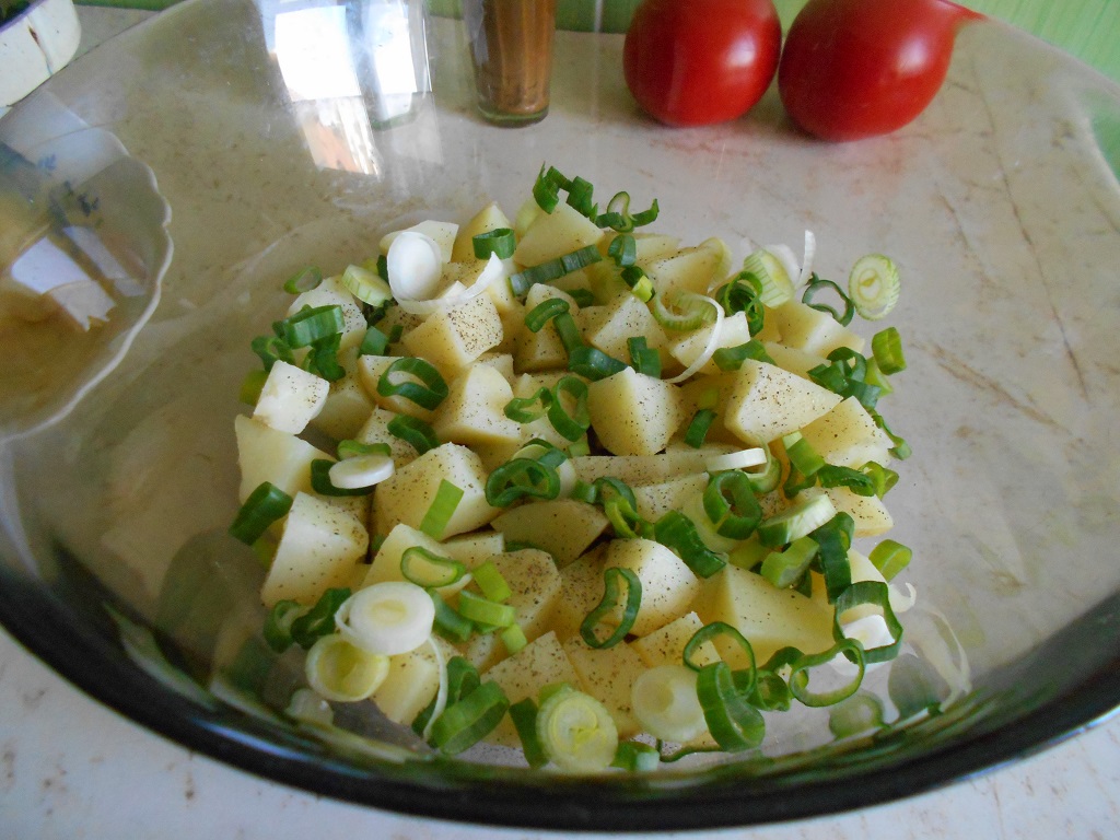 Salata de cartofi, cu ceapa verde si maioneza