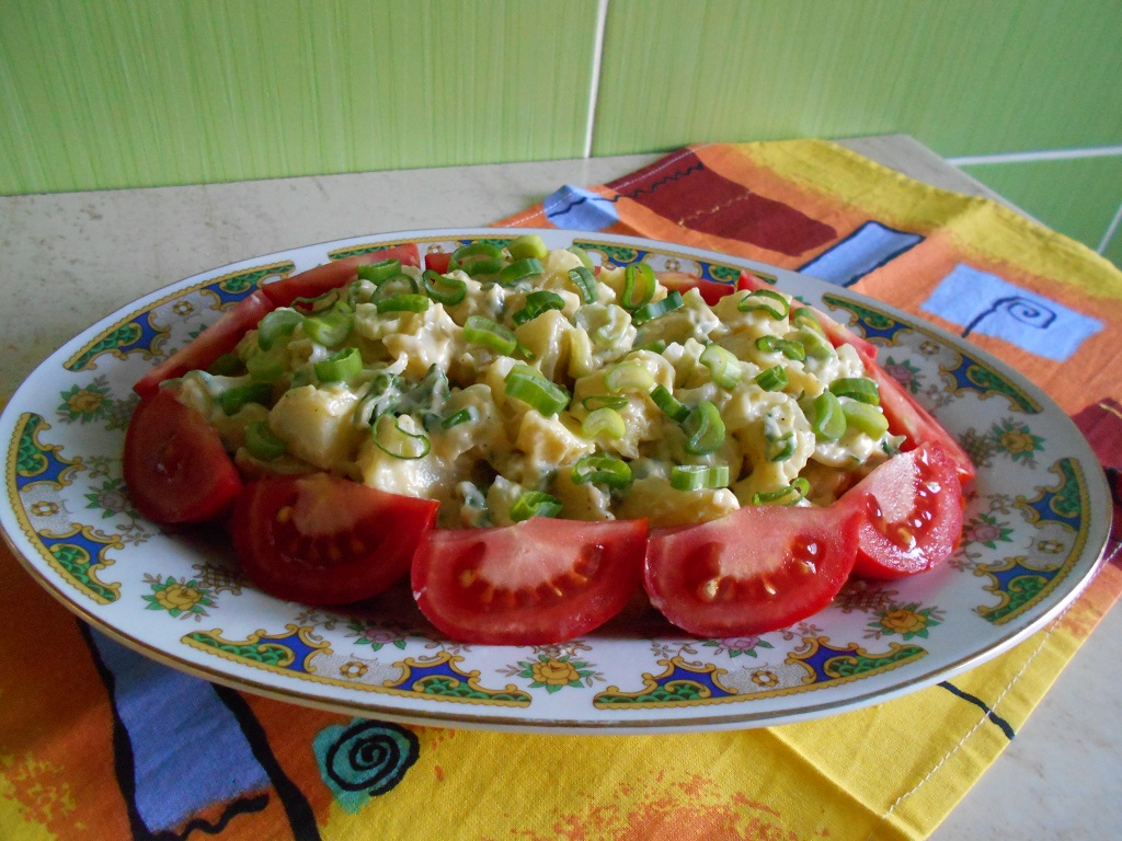 Salata de cartofi, cu ceapa verde si maioneza