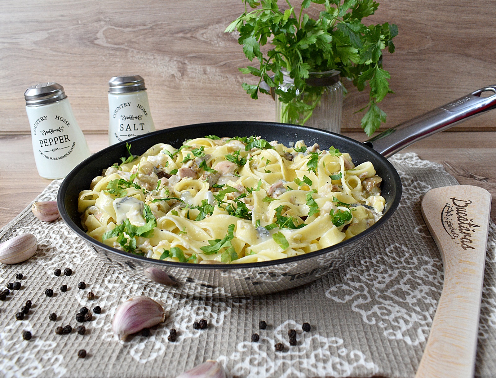 Tagliatelle cu hribi, ton si gorgonzola