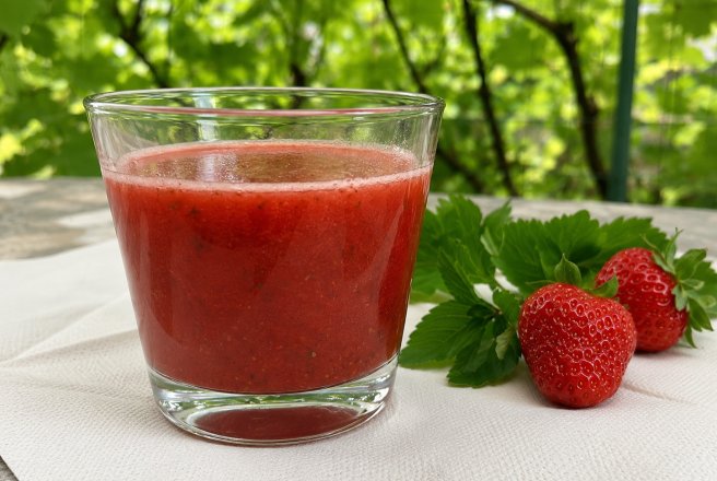 Nectar din capsuni cu menta si lamaie
