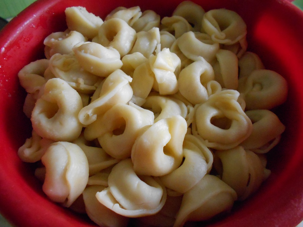 Tortellini cu sunca, smantana si cașcaval