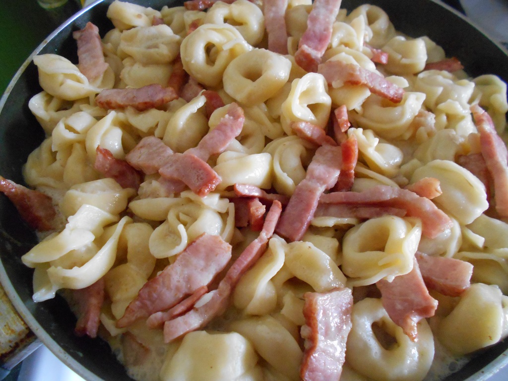 Tortellini cu sunca, smantana si cașcaval