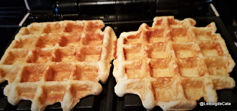 Desert waffle cu zmeura si cocos (fara faina)