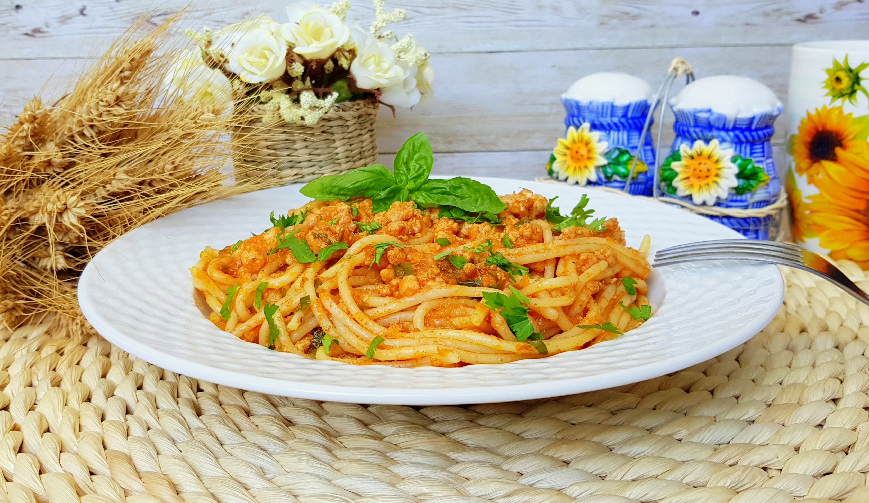 Spaghete cu carne tocata si sos de rosii