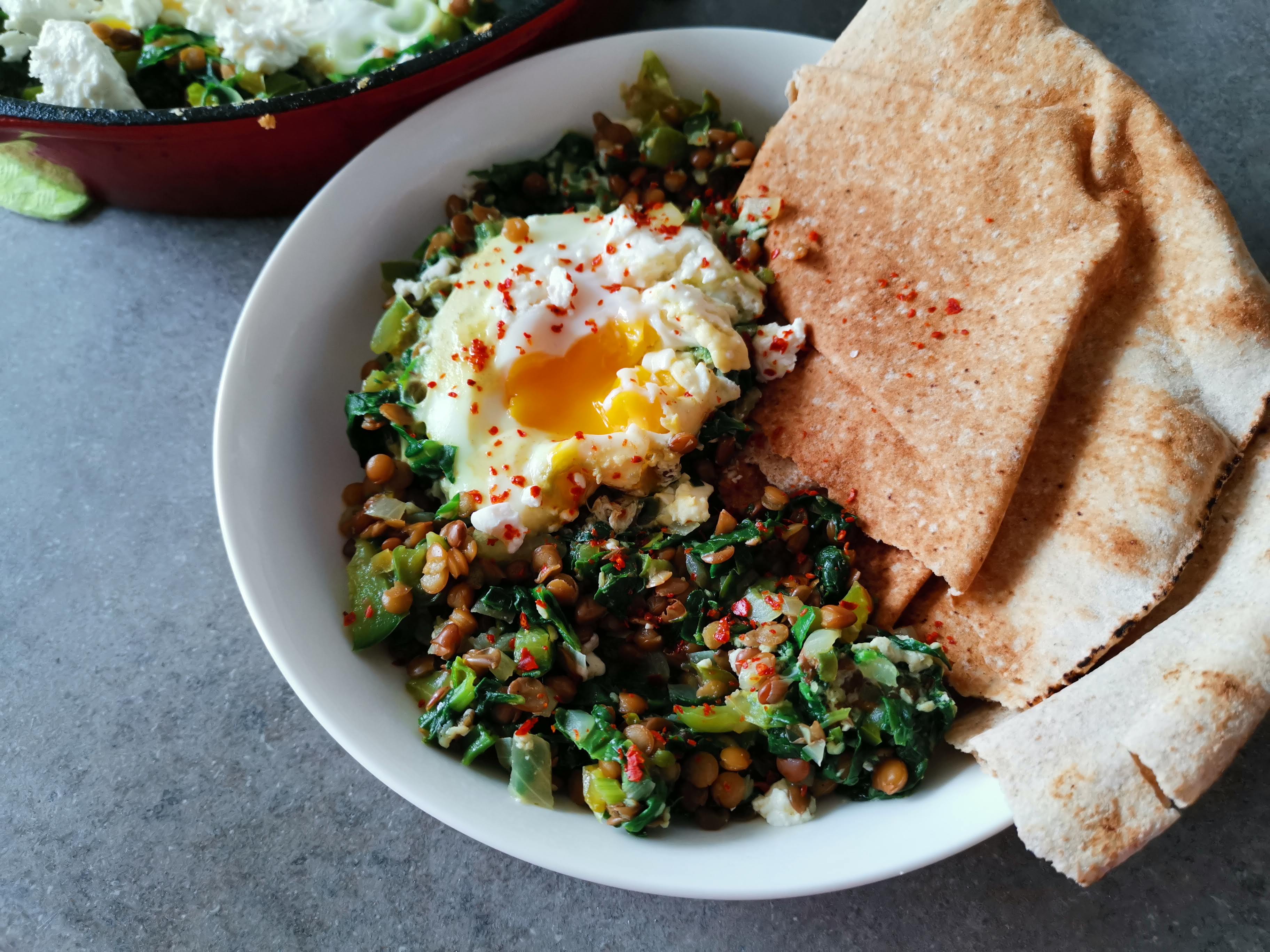 Shakshuka (tocanita nord-africana) cu spanac, linte si branza Feta