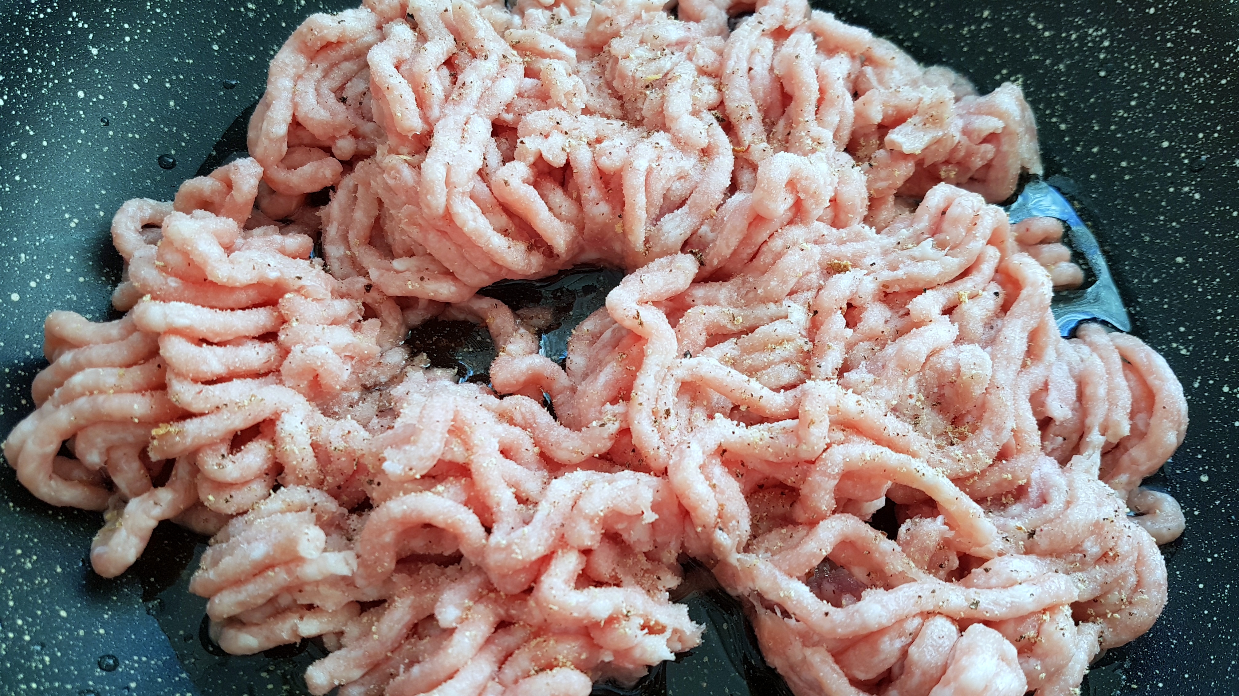 Painici umplute cu carne tocata de porc si sos de rosii