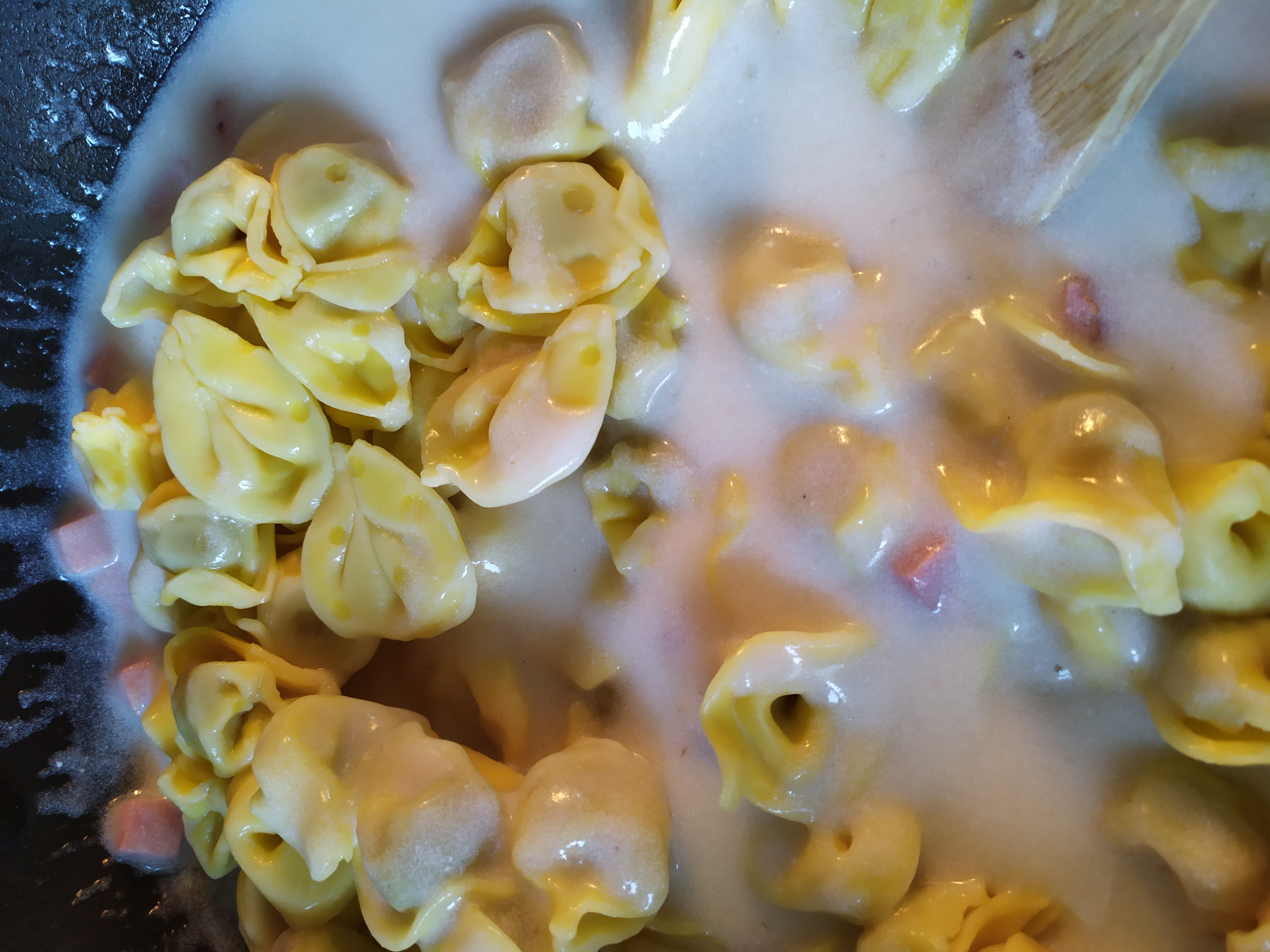 Tortellini cu prosciutto si sos alb