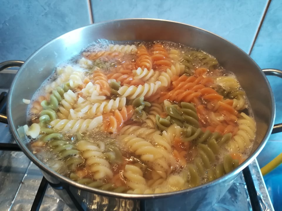 Fusilli tricolore cu carne de porc si sos de ketchup