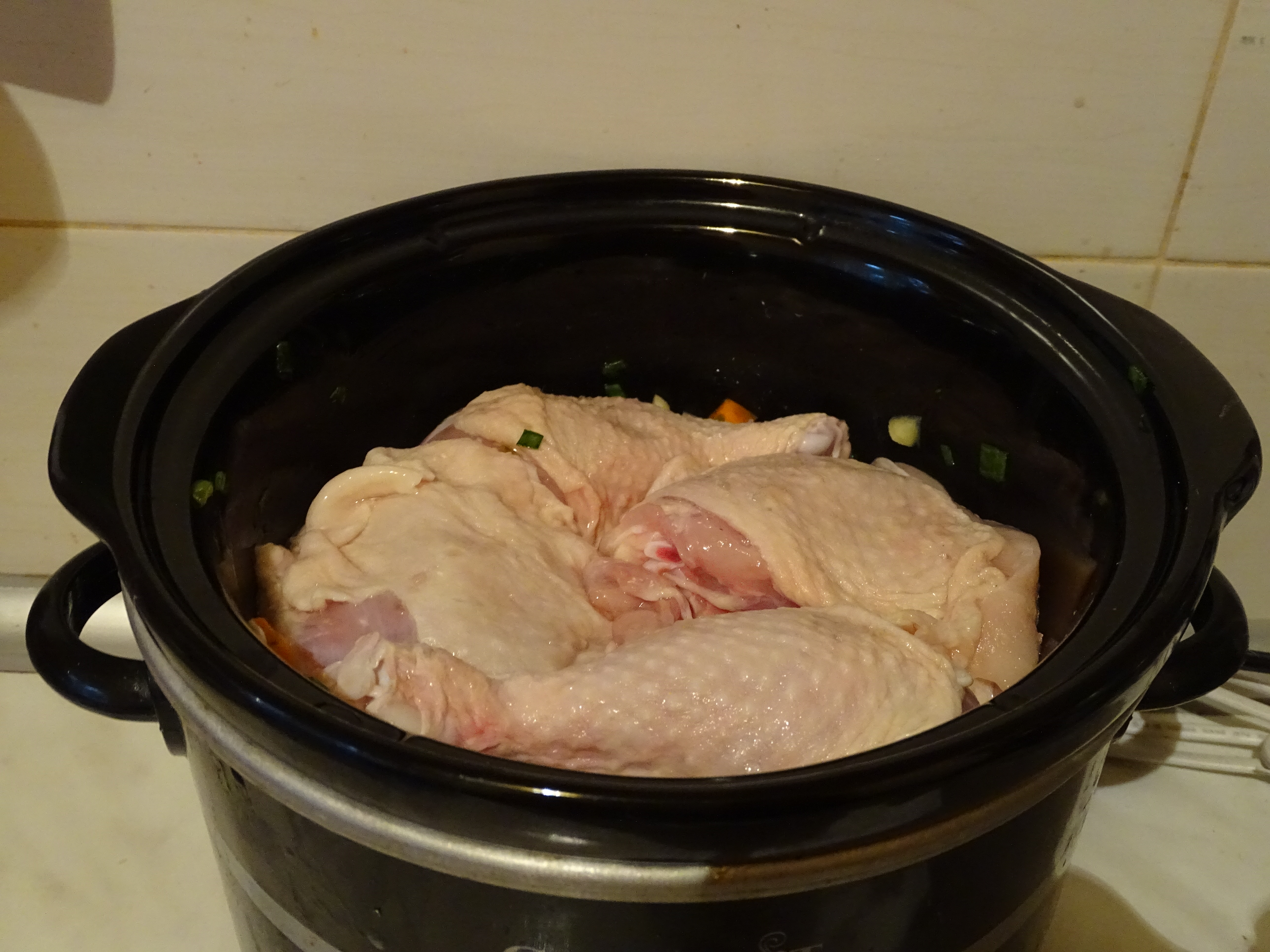 Pulpe de pui cu legume la slow cooker Crock-Pot