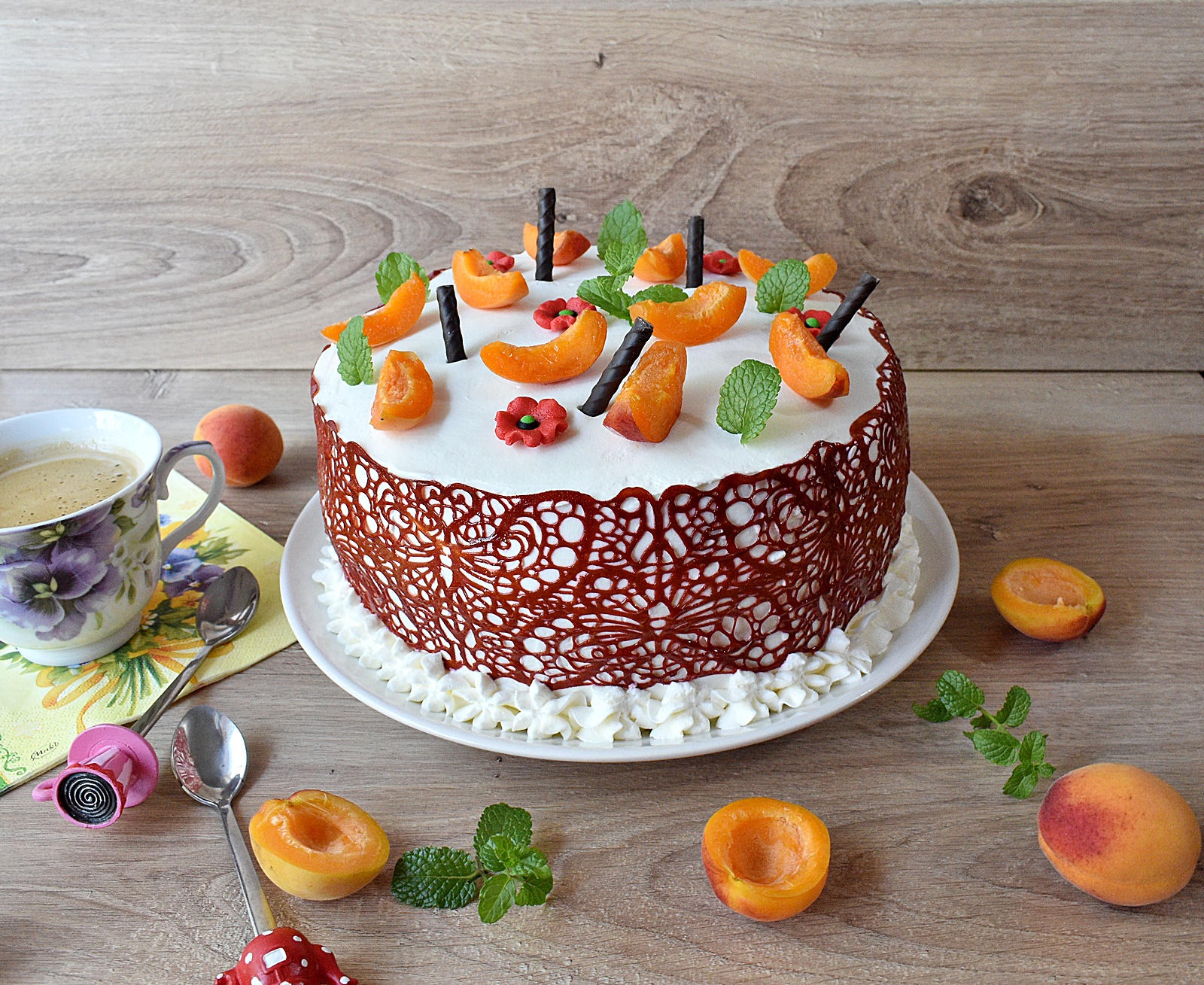 Desert tort cu caise, crema de ciocolata si mascarpone