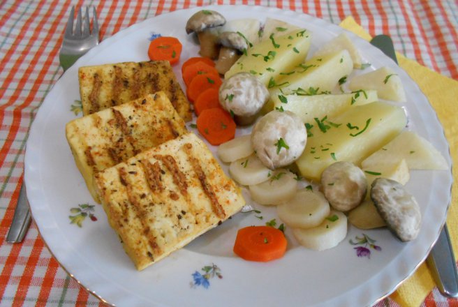 Branza tofu la grill, cu legume la aburi