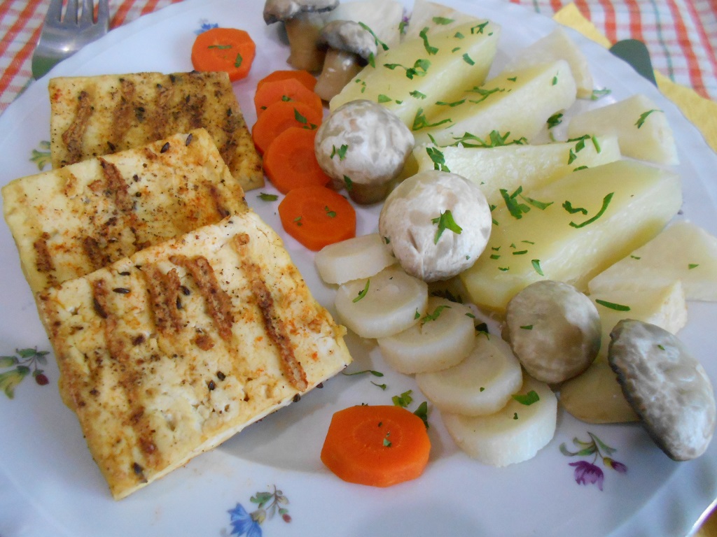 Branza tofu la grill, cu legume la aburi