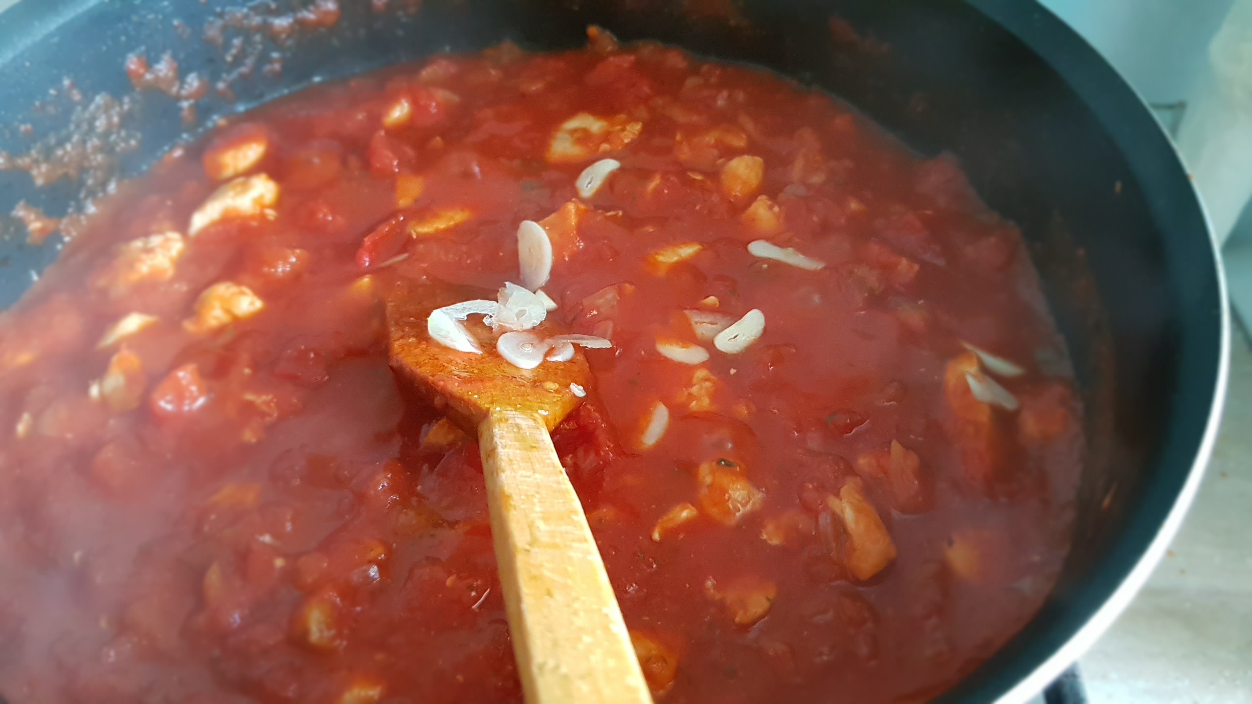 Paste cu piept de pui in sos chilli si mozzarela