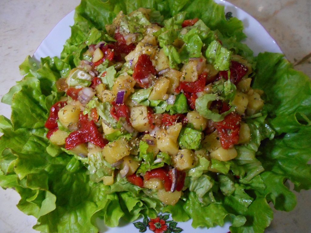 Salata de cartofi, cu ardei copti si salata verde creata