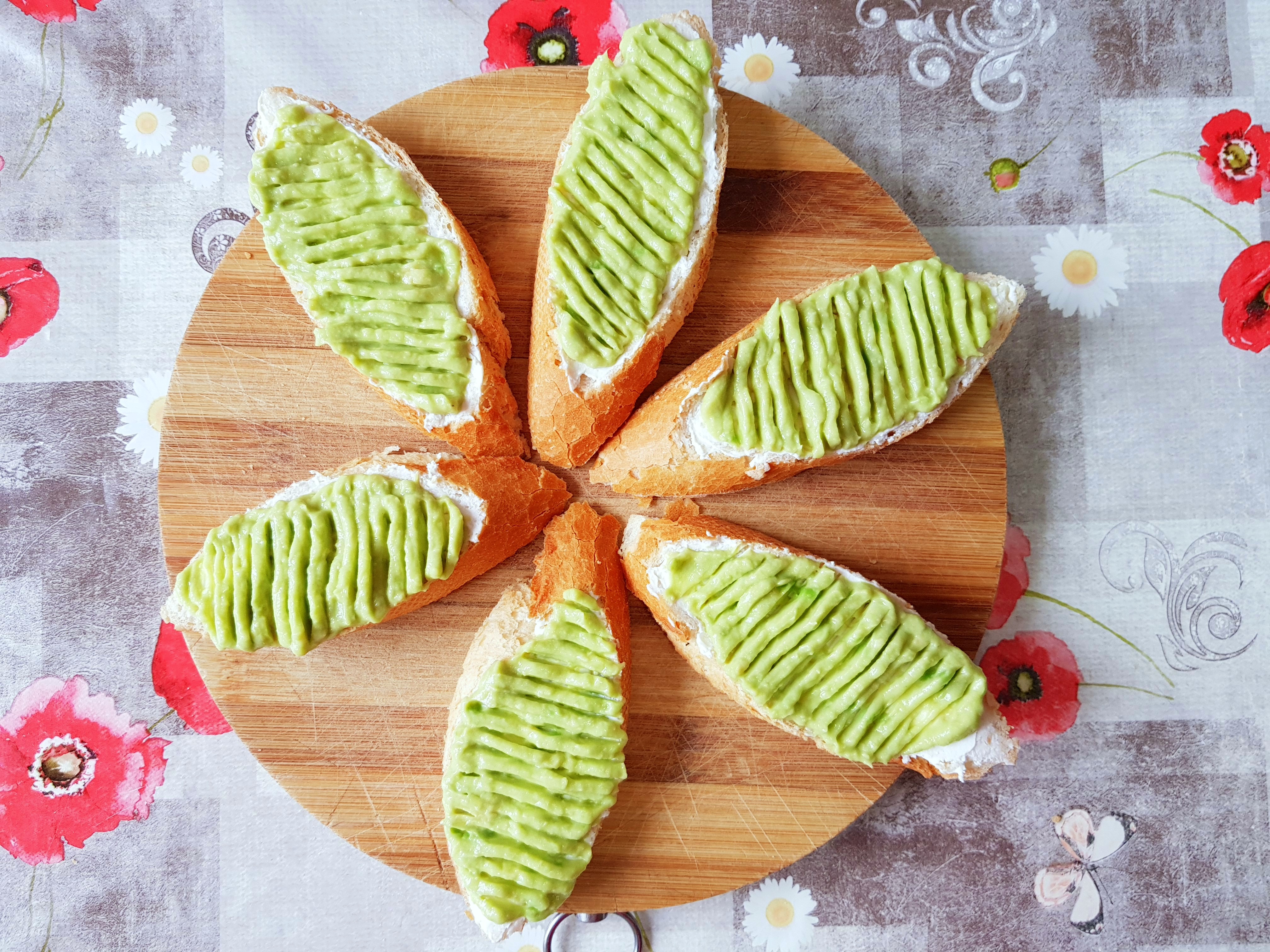 Aperitiv tartine cu branza, avocado si diverse combinatii