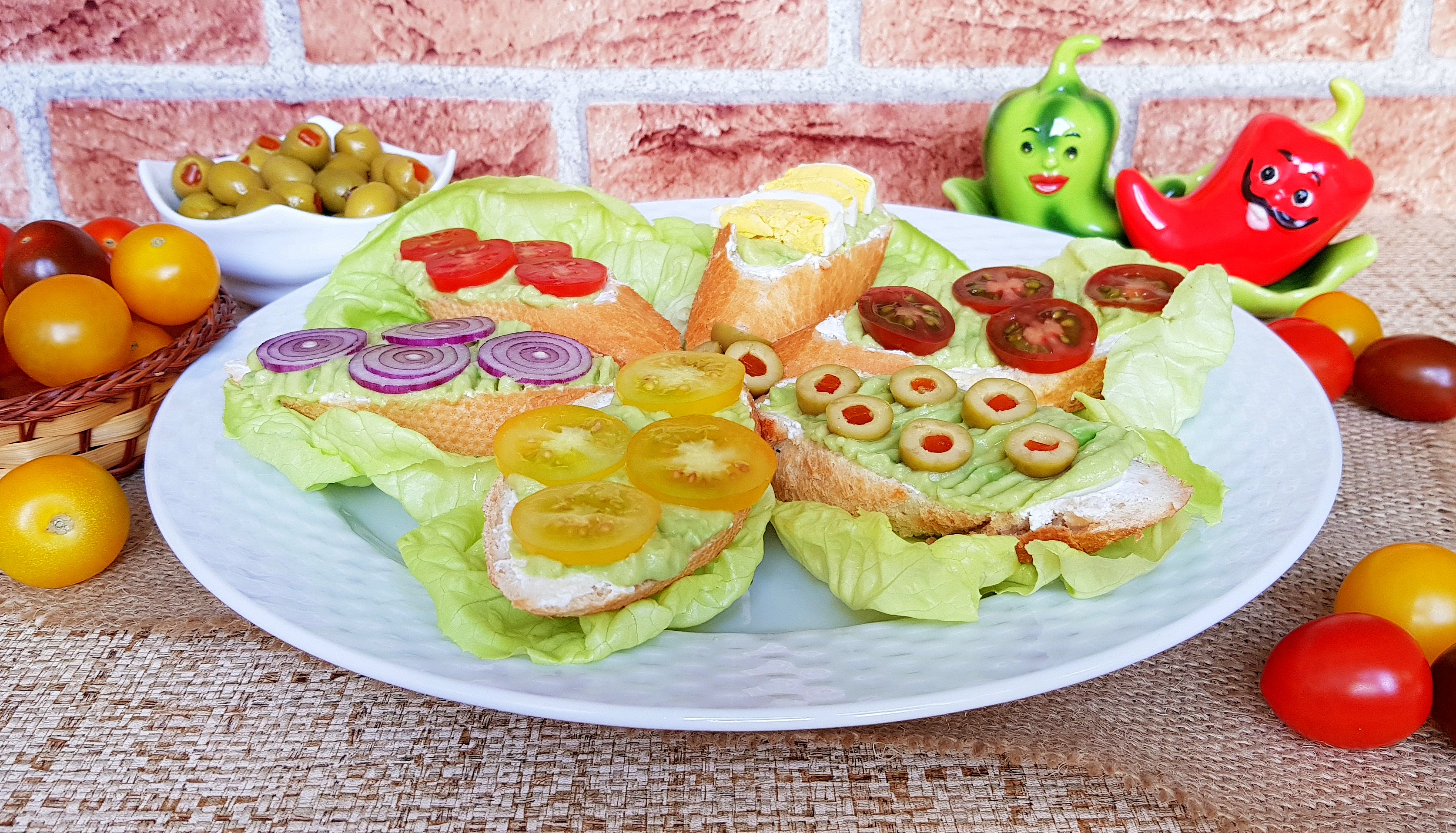 Aperitiv tartine cu branza, avocado si diverse combinatii