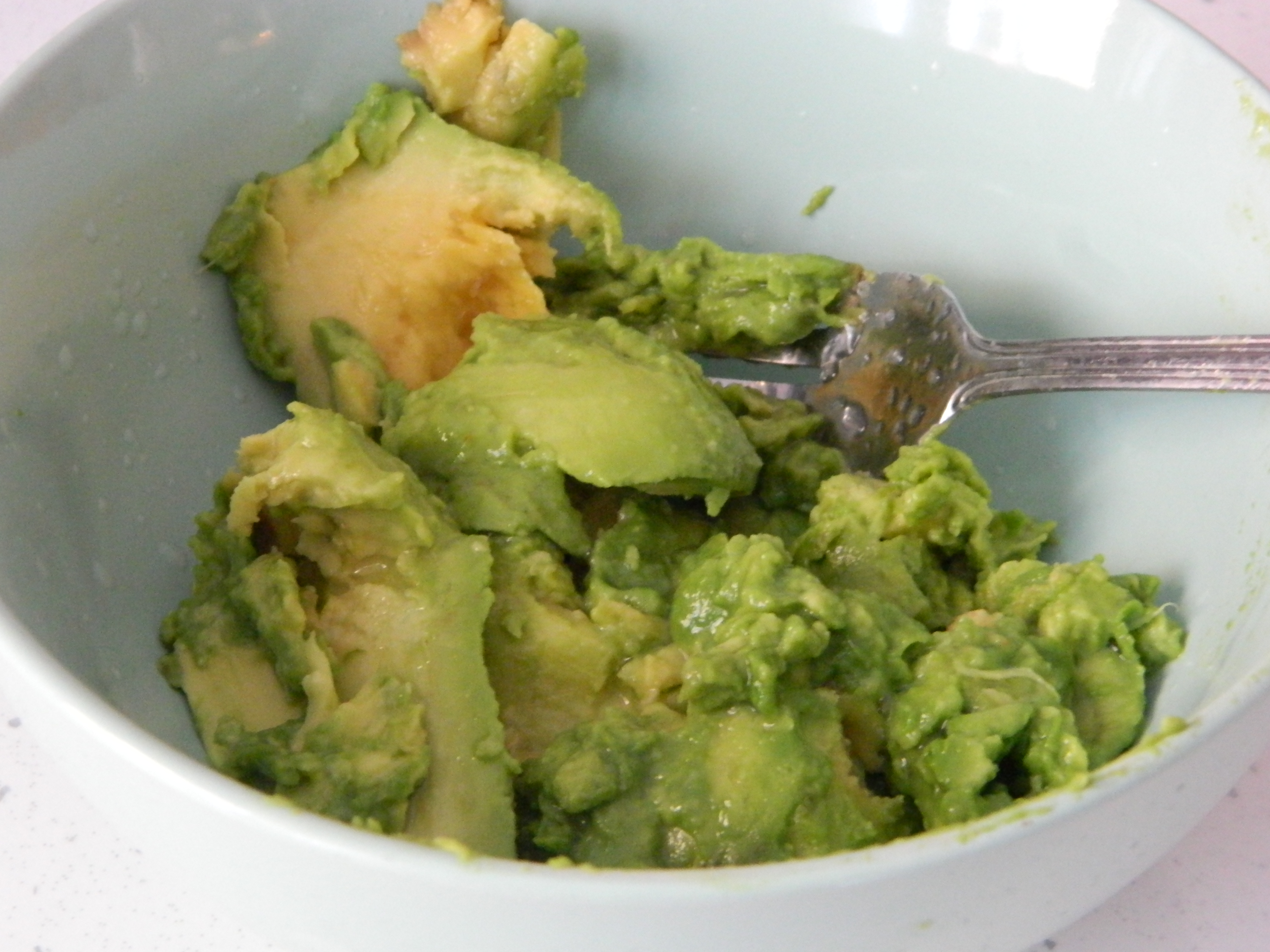 Fusilli cu ardei gras, broccoli, masline si sos de avocado