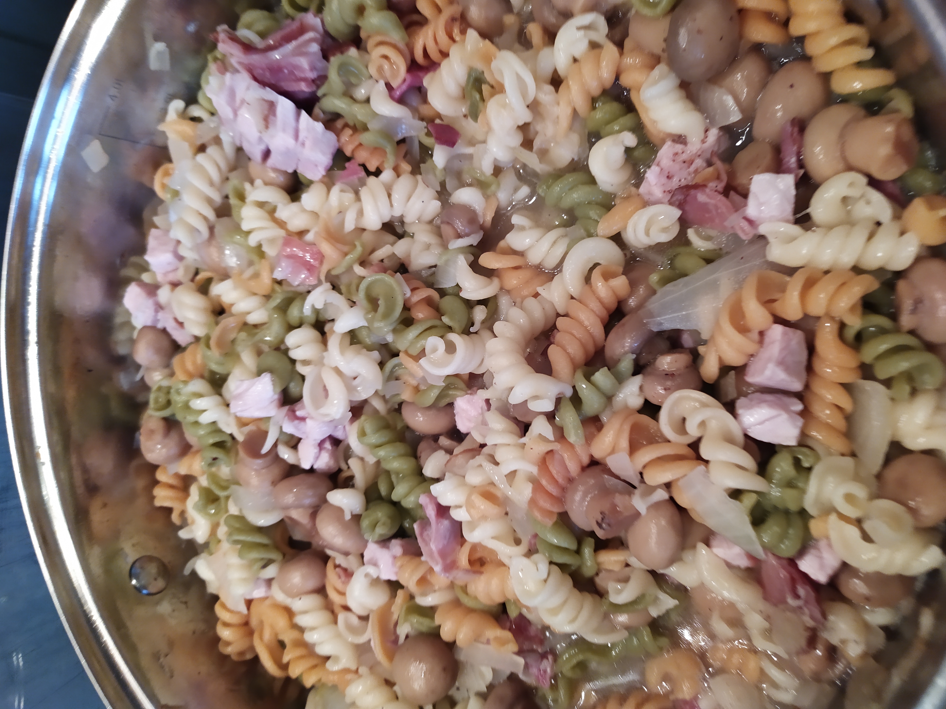 Fusilli tricolore cu ciuperci, bacon si sos de branza