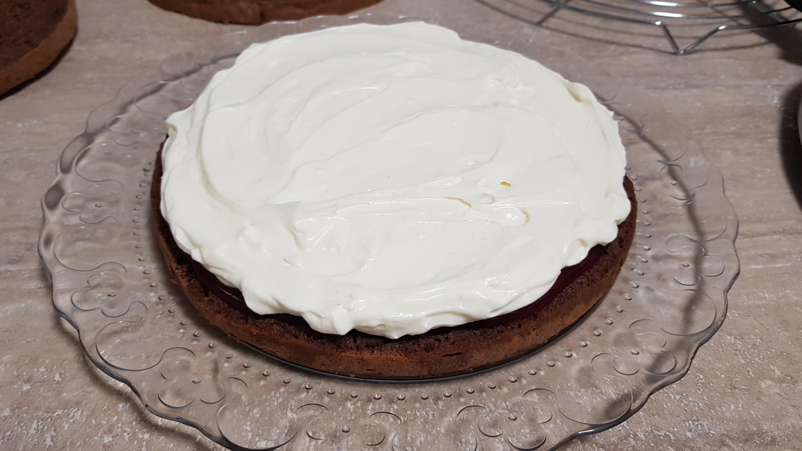 Desert tort cu jeleu de fructe de padure si crema mascarpone