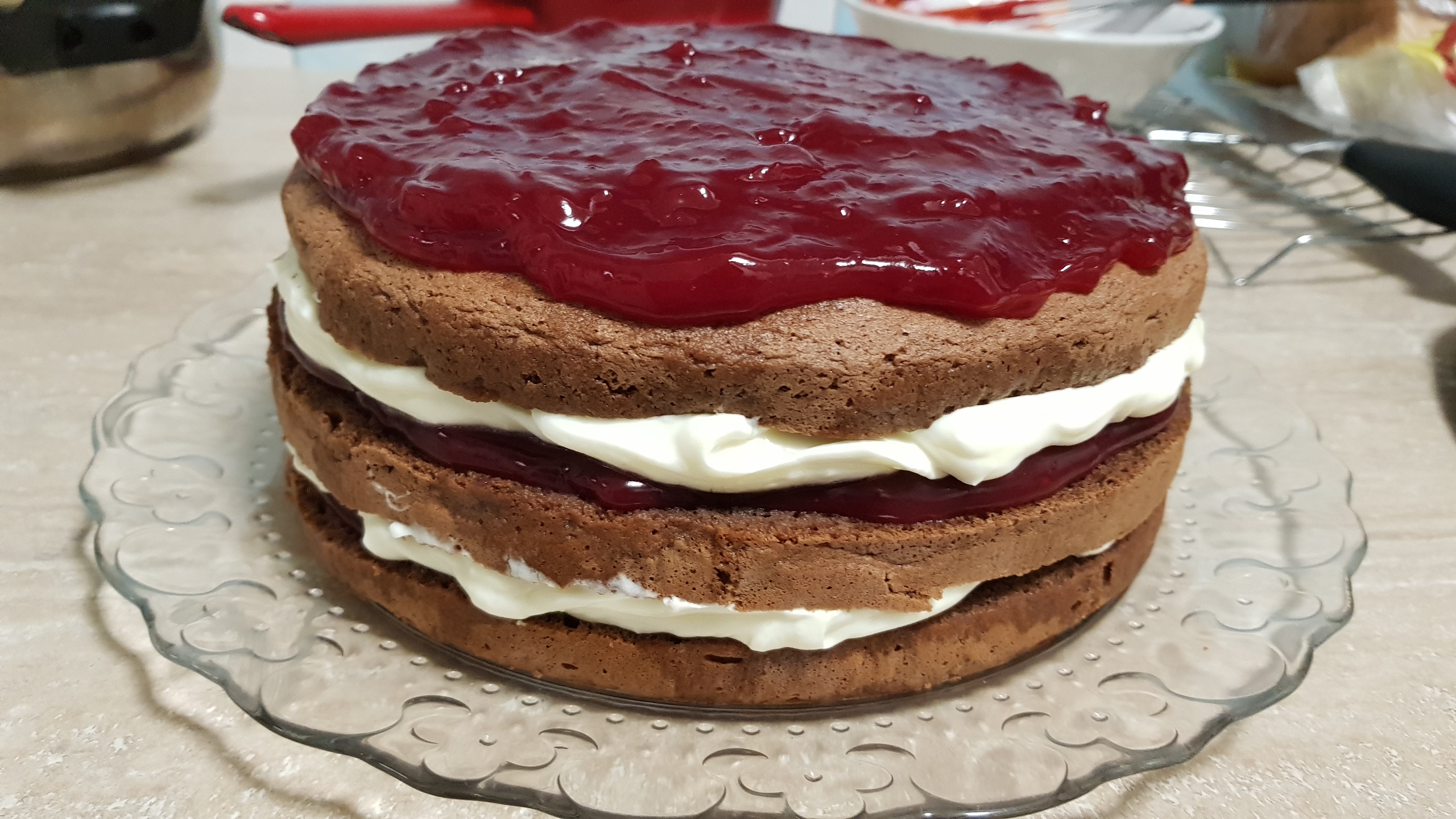 Desert tort cu jeleu de fructe de padure si crema mascarpone