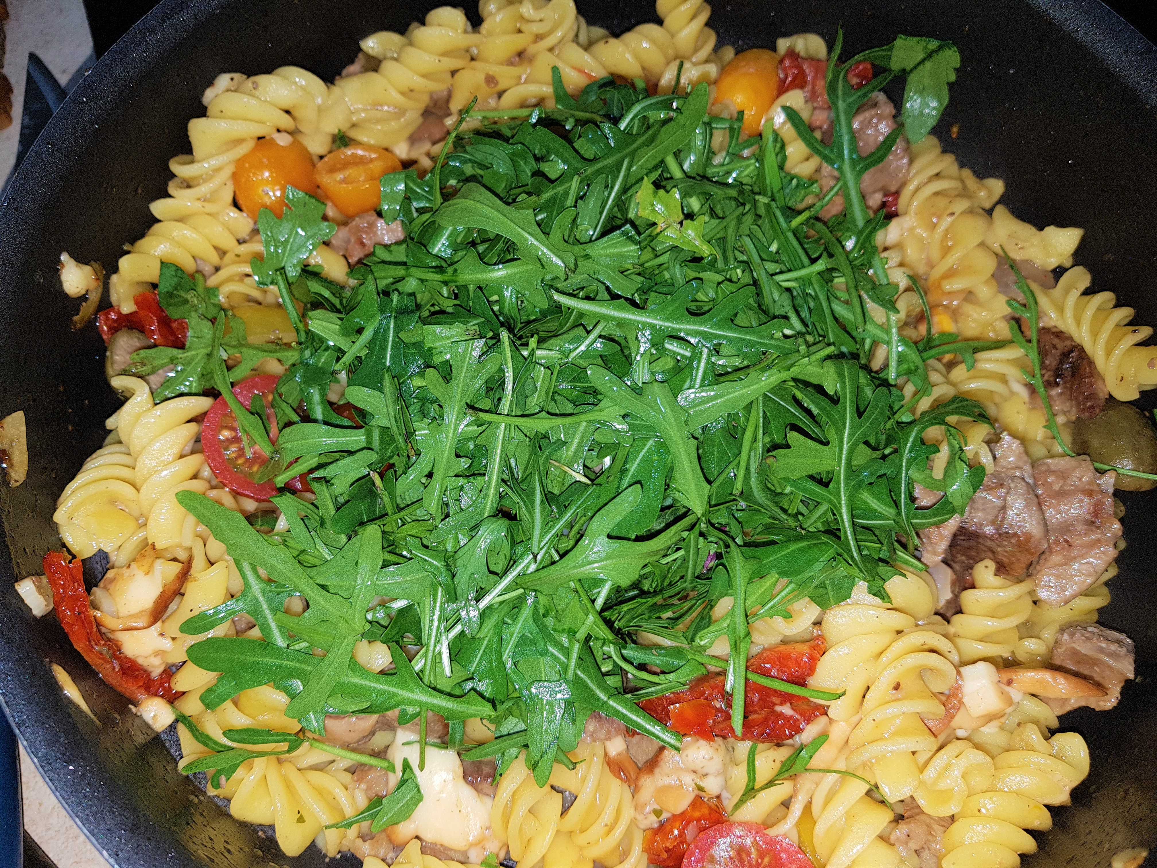 Salata de fusilli cu carne de vitel si rucola