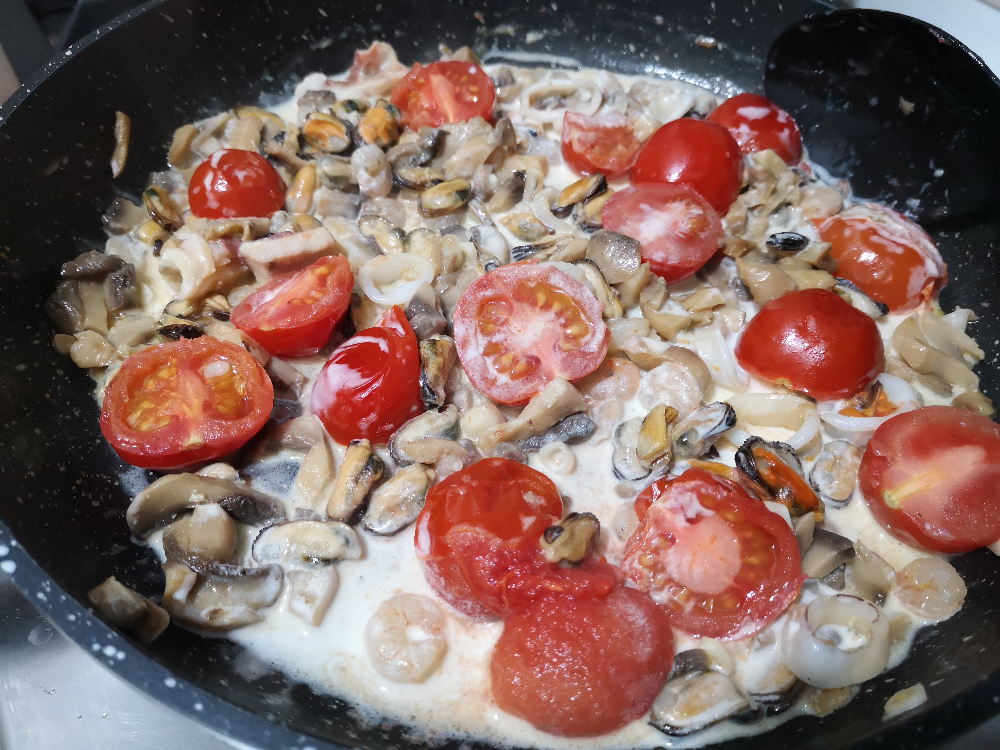 Tagliatelle cu fructe de mare