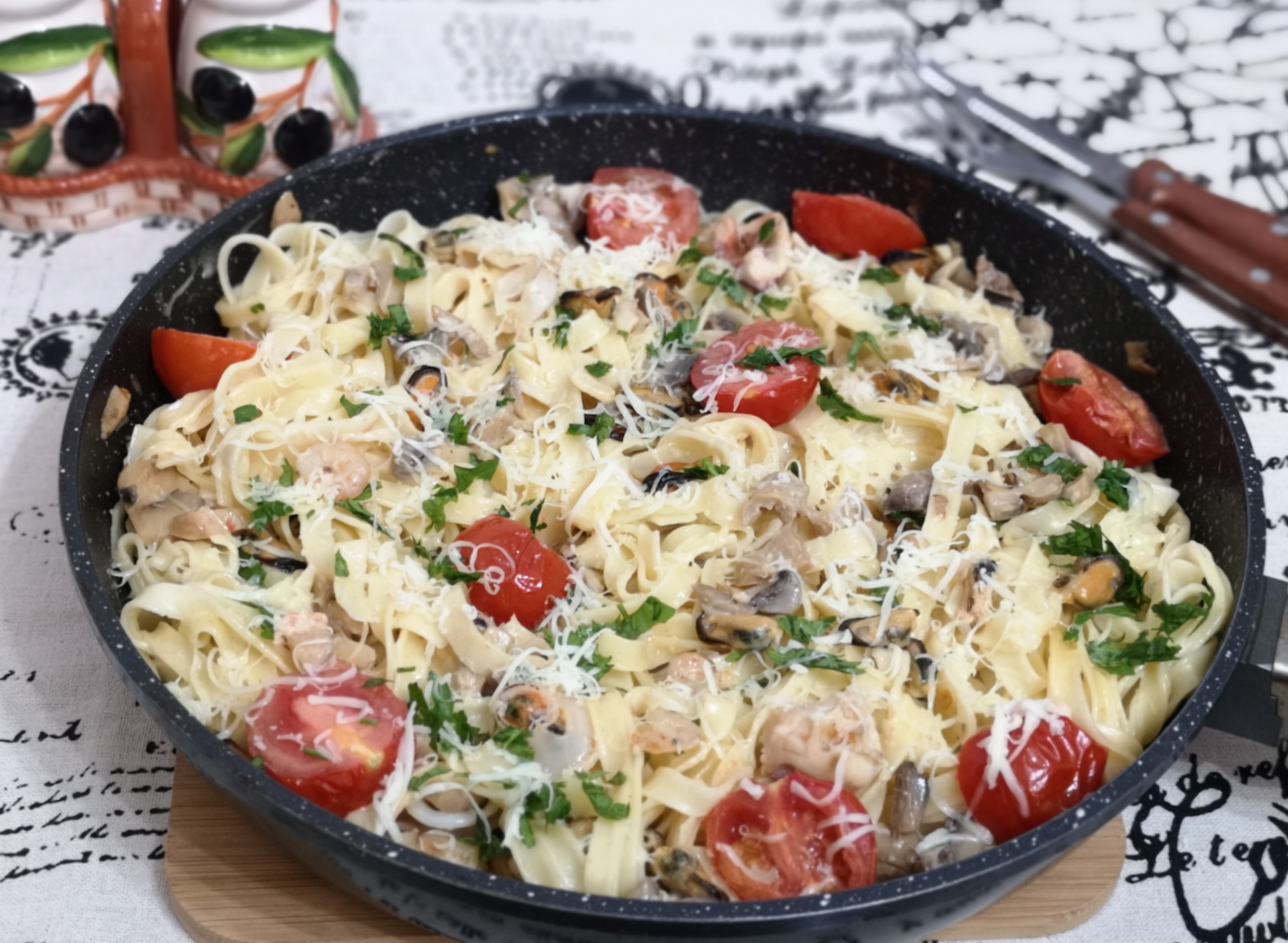 Tagliatelle cu fructe de mare