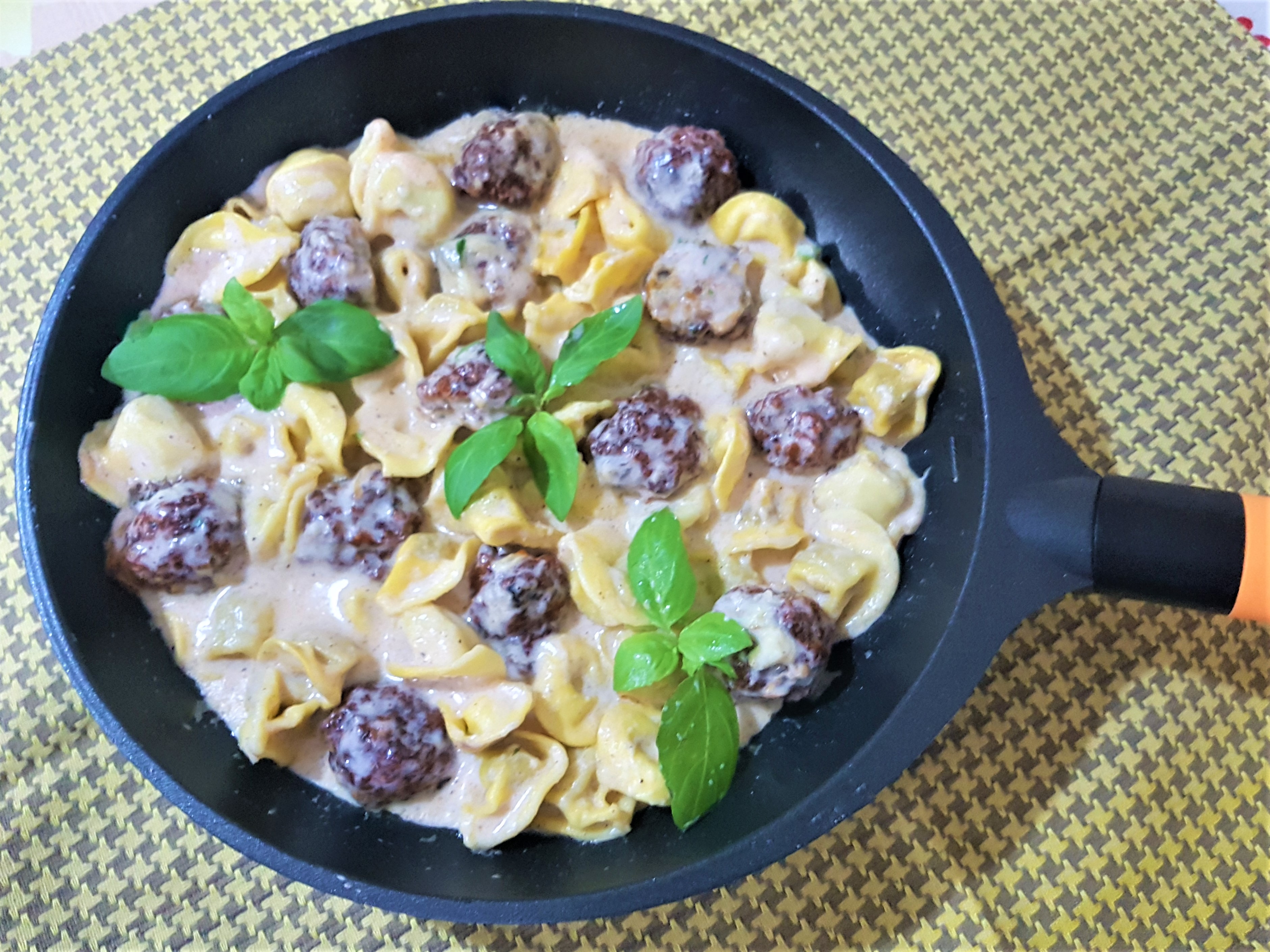 Tortellini cu perisoare si sos gongorzola