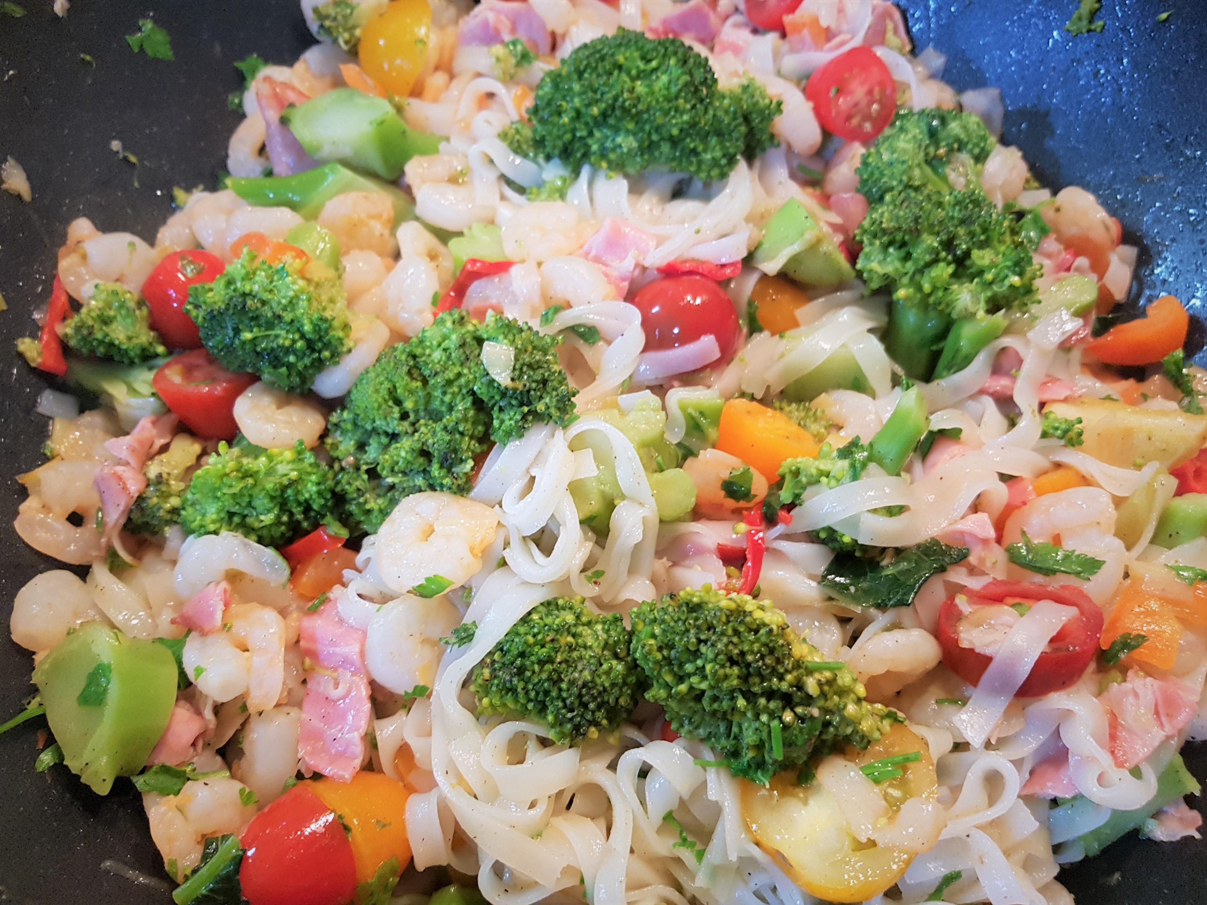 Creveti cu noodles de orez, broccoli si lamaie