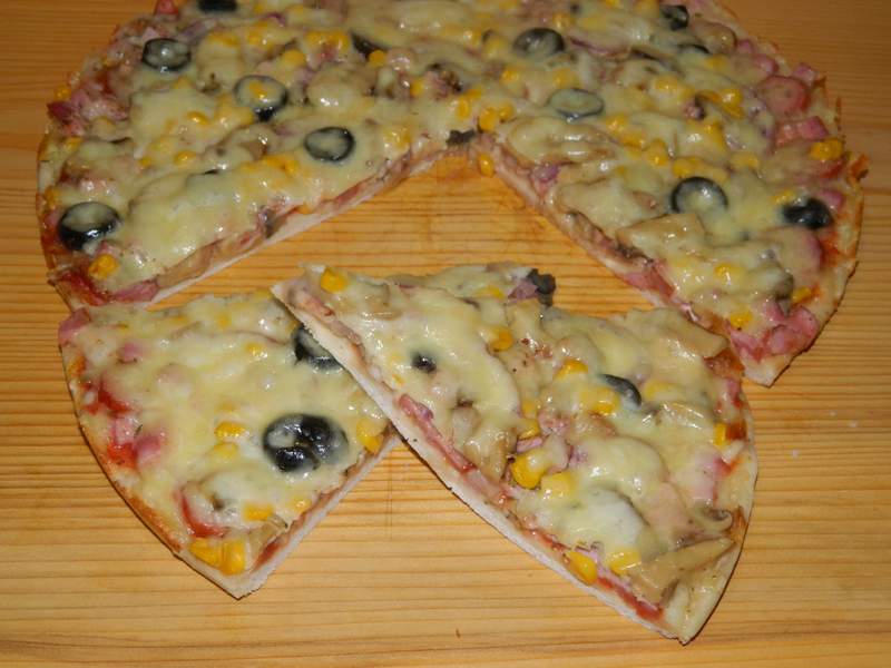 Pizza cu carnati si mozarella