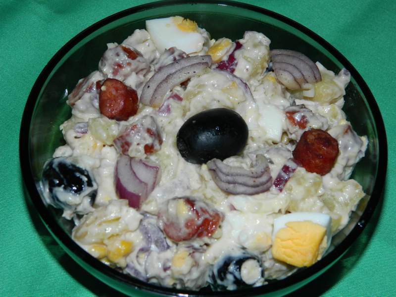 Salata de cartofi cu carnati