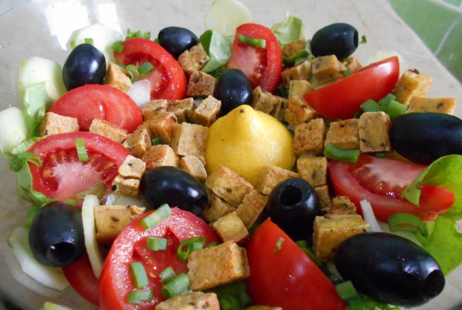 Salata de sezon, cu tofu rumenit la tigaie