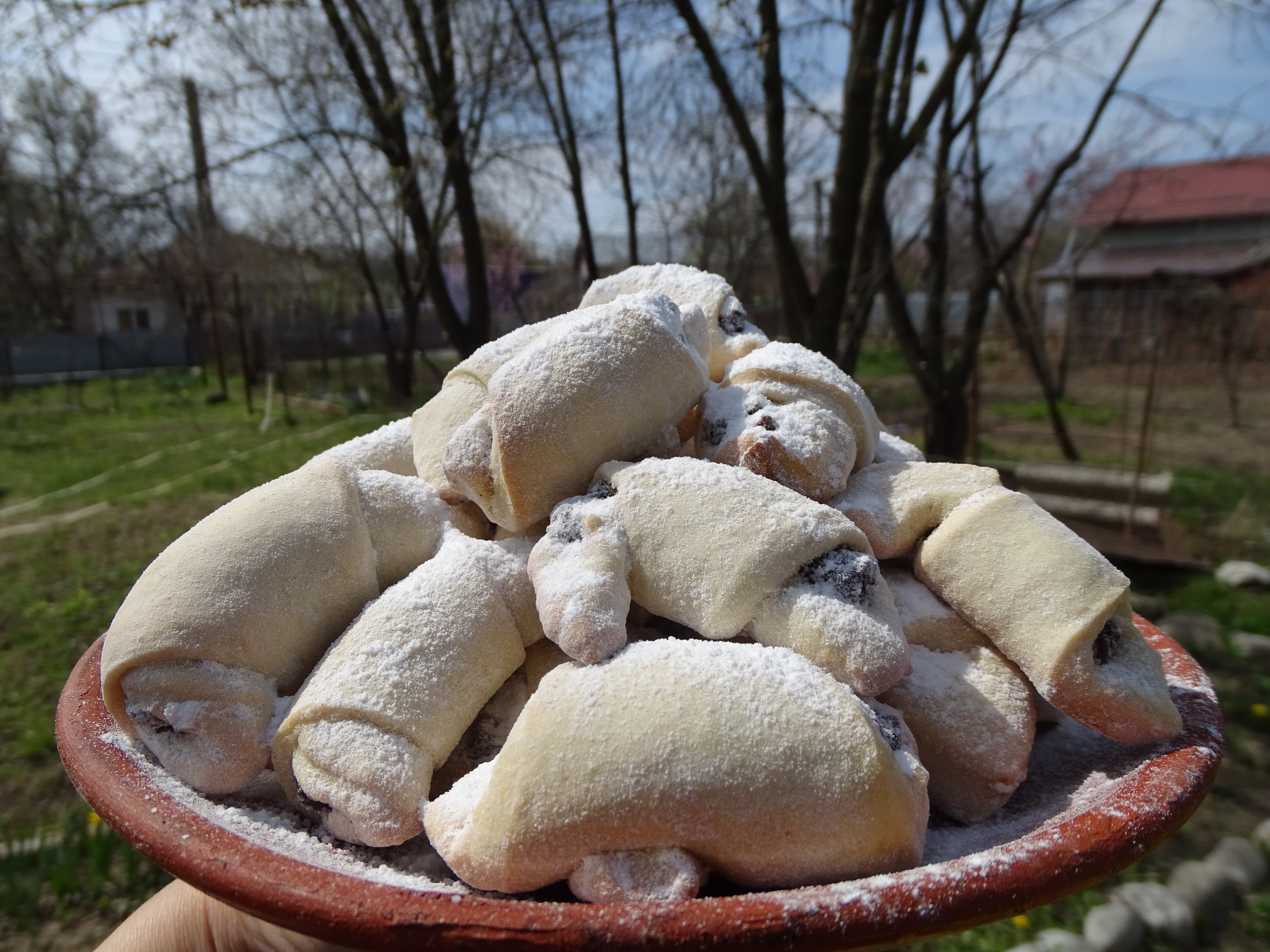 Desert cornulete de post cu gem de prune si nuca