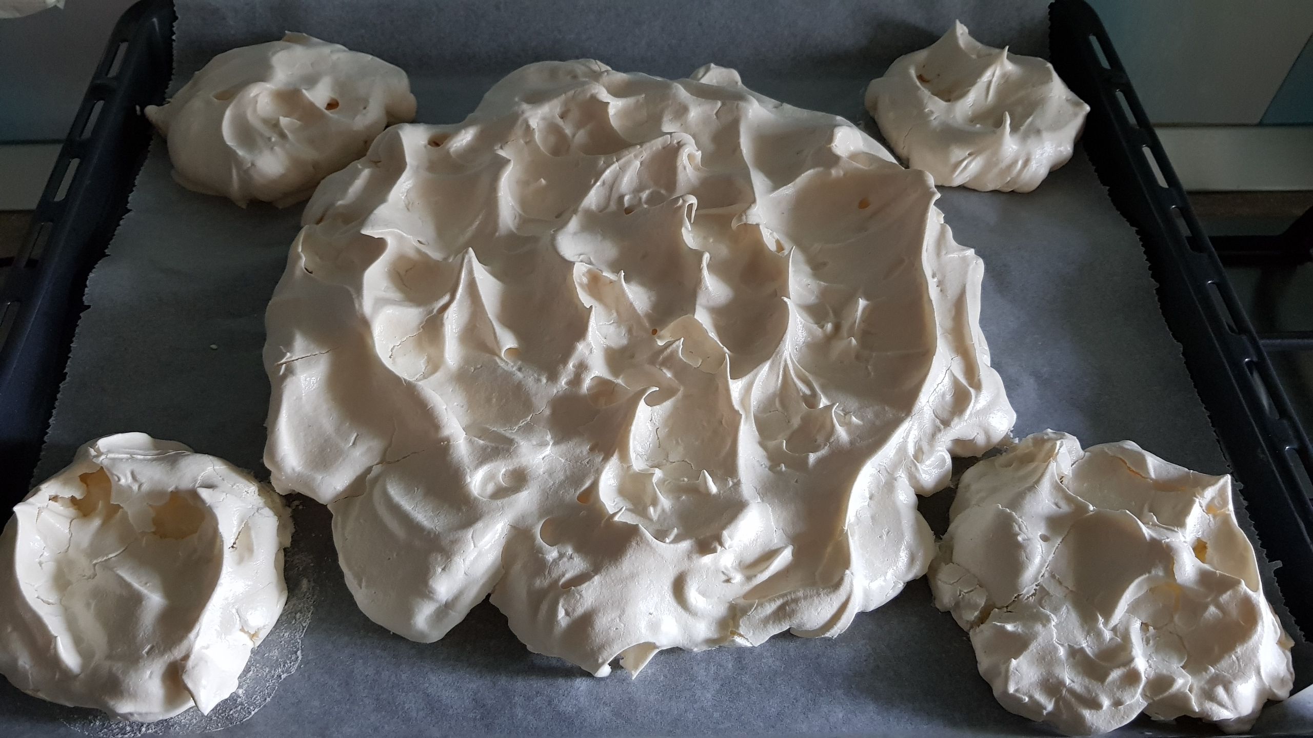 Desert Pavlova cu mascarpone si fructe