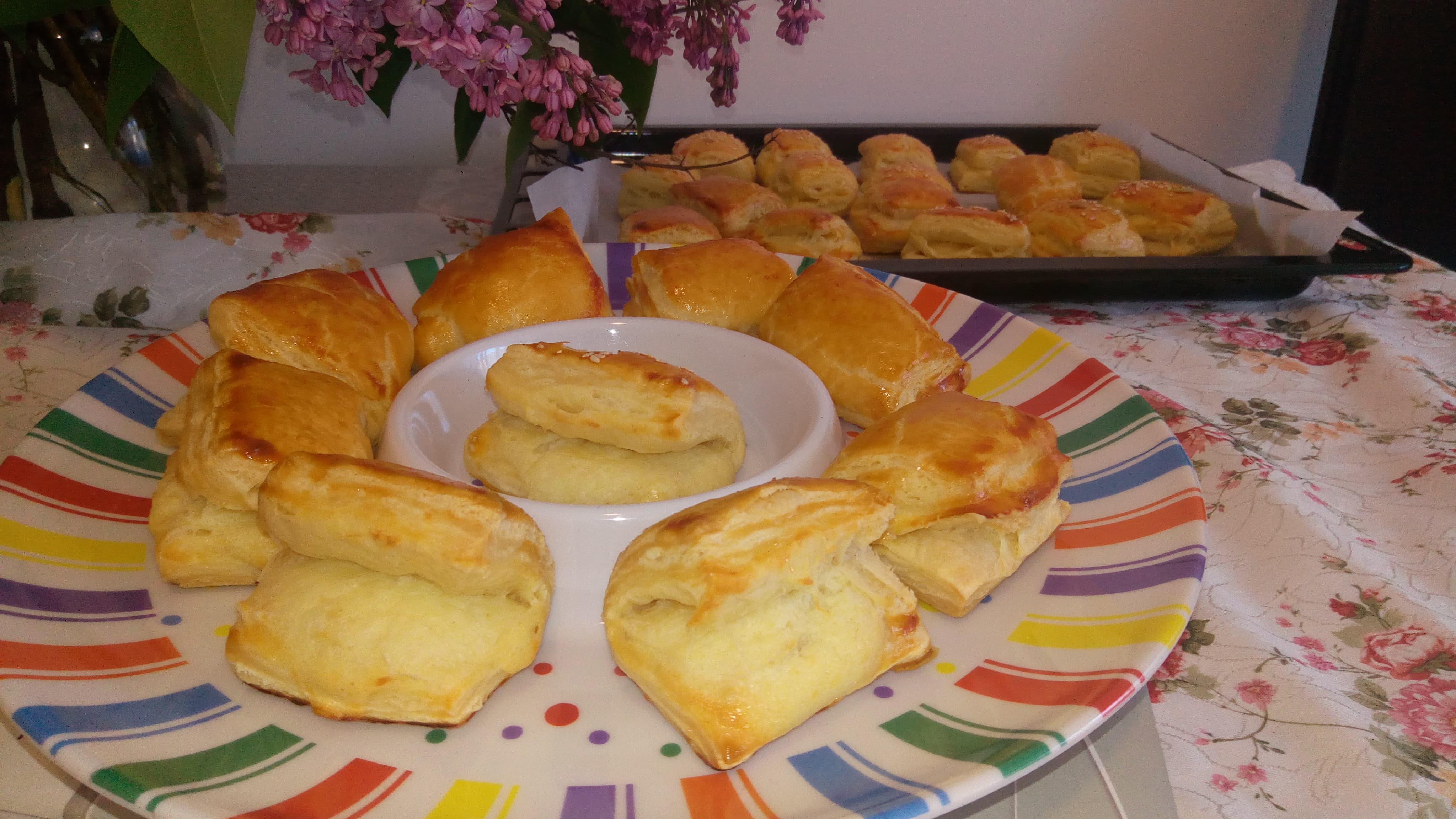 Aperitiv pateuri cu branza din aluat de foietaj facut in casa