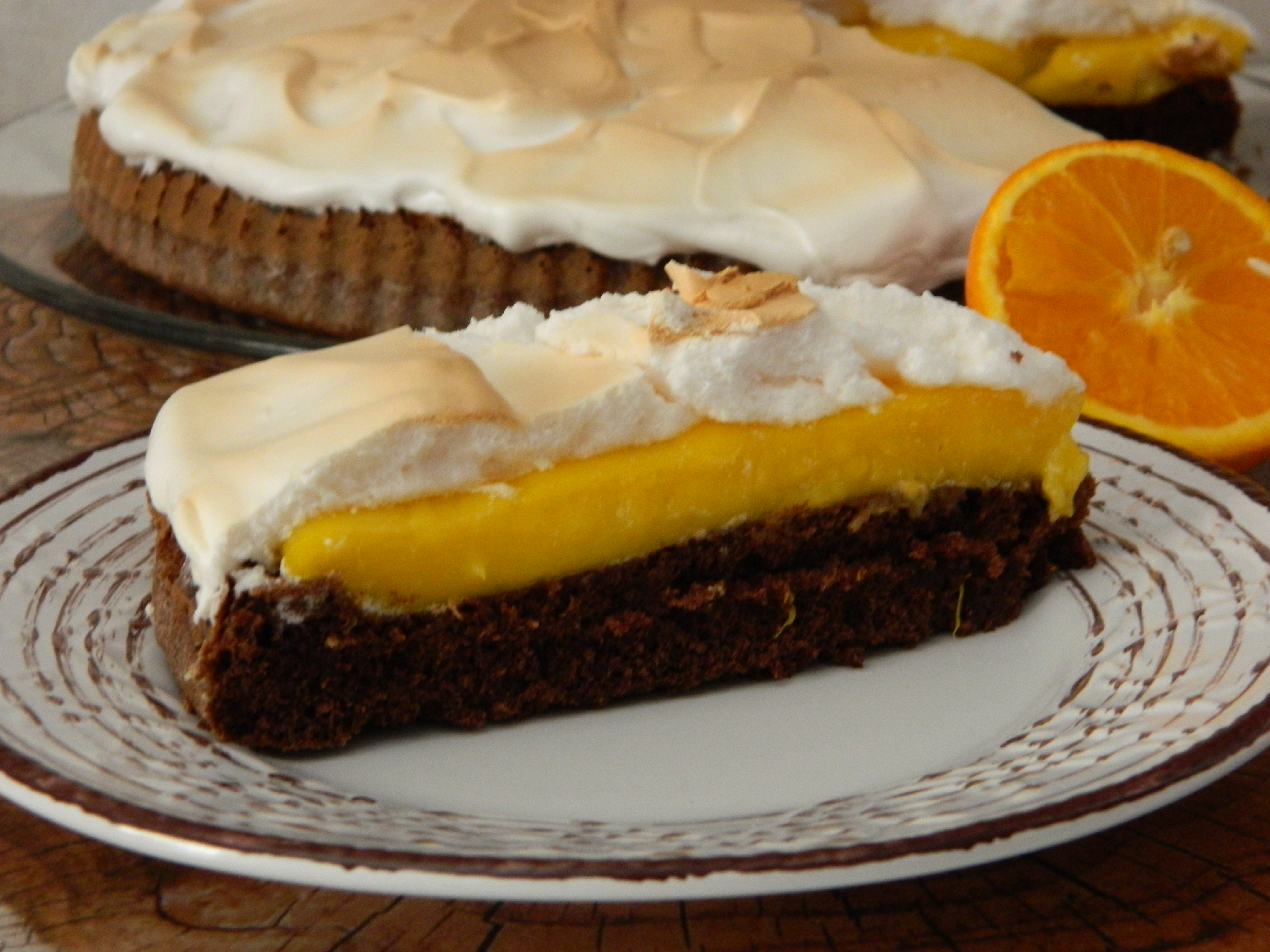 Desert tarta cu blat pufos, crema de portocale si bezea