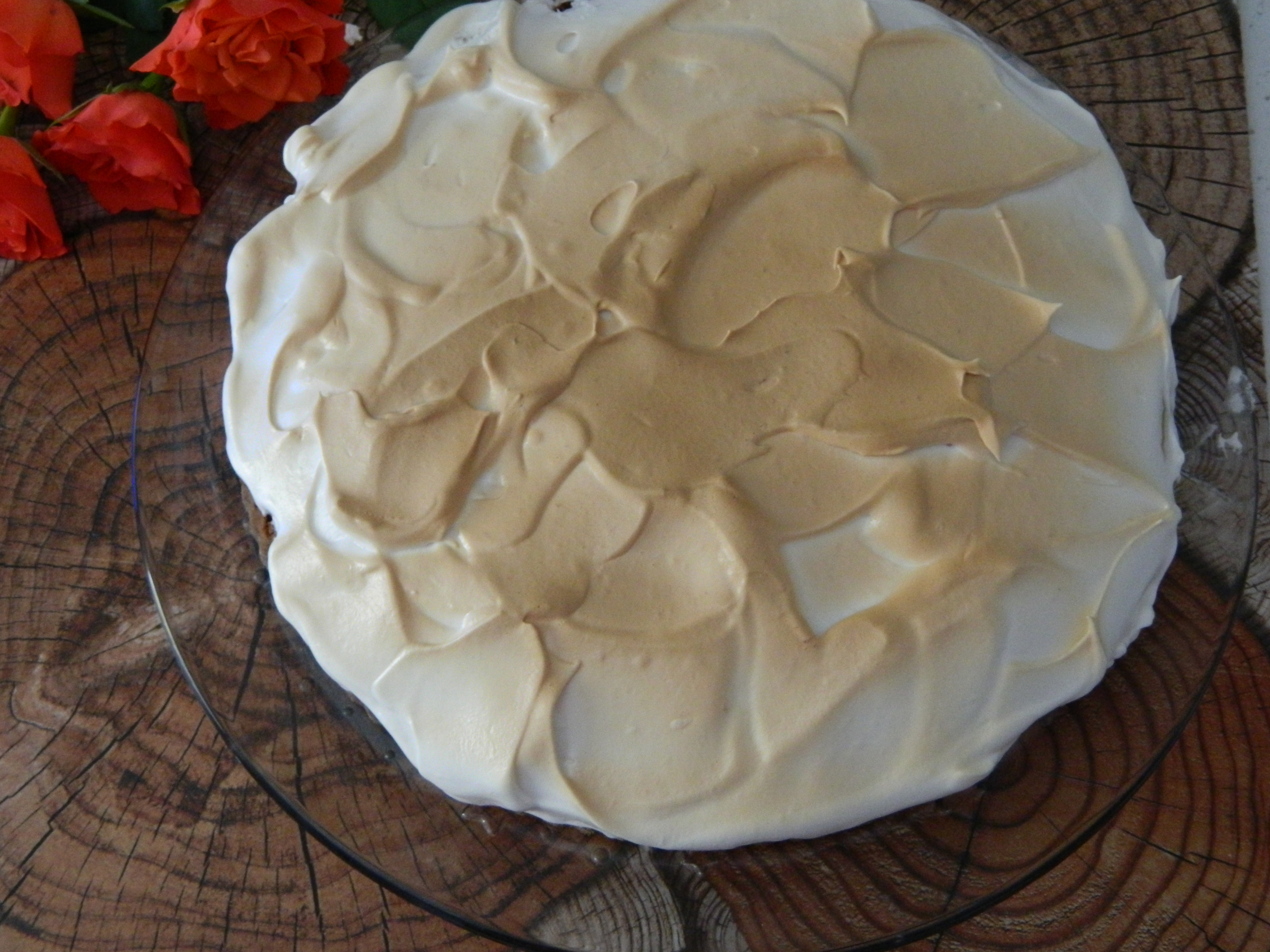 Desert tarta cu blat pufos, crema de portocale si bezea