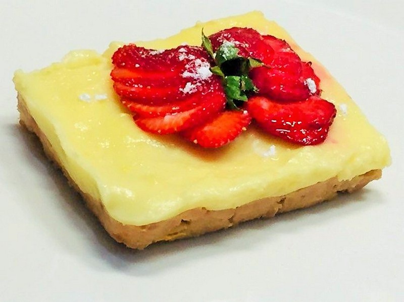 Desert tarta cu biscuiti, crema de vanilie si capsuni