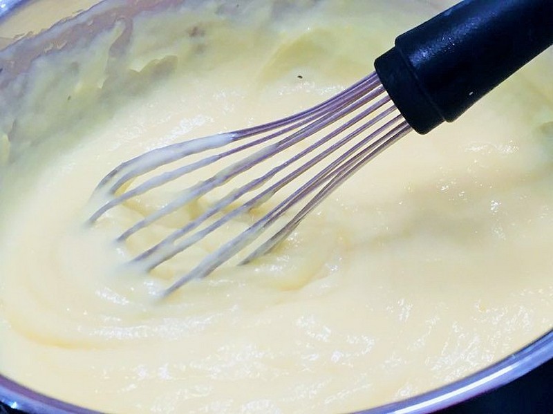 Desert tarta cu biscuiti, crema de vanilie si capsuni