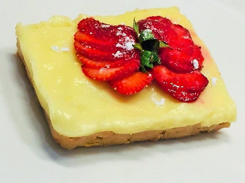 Desert tarta cu biscuiti, crema de vanilie si capsuni