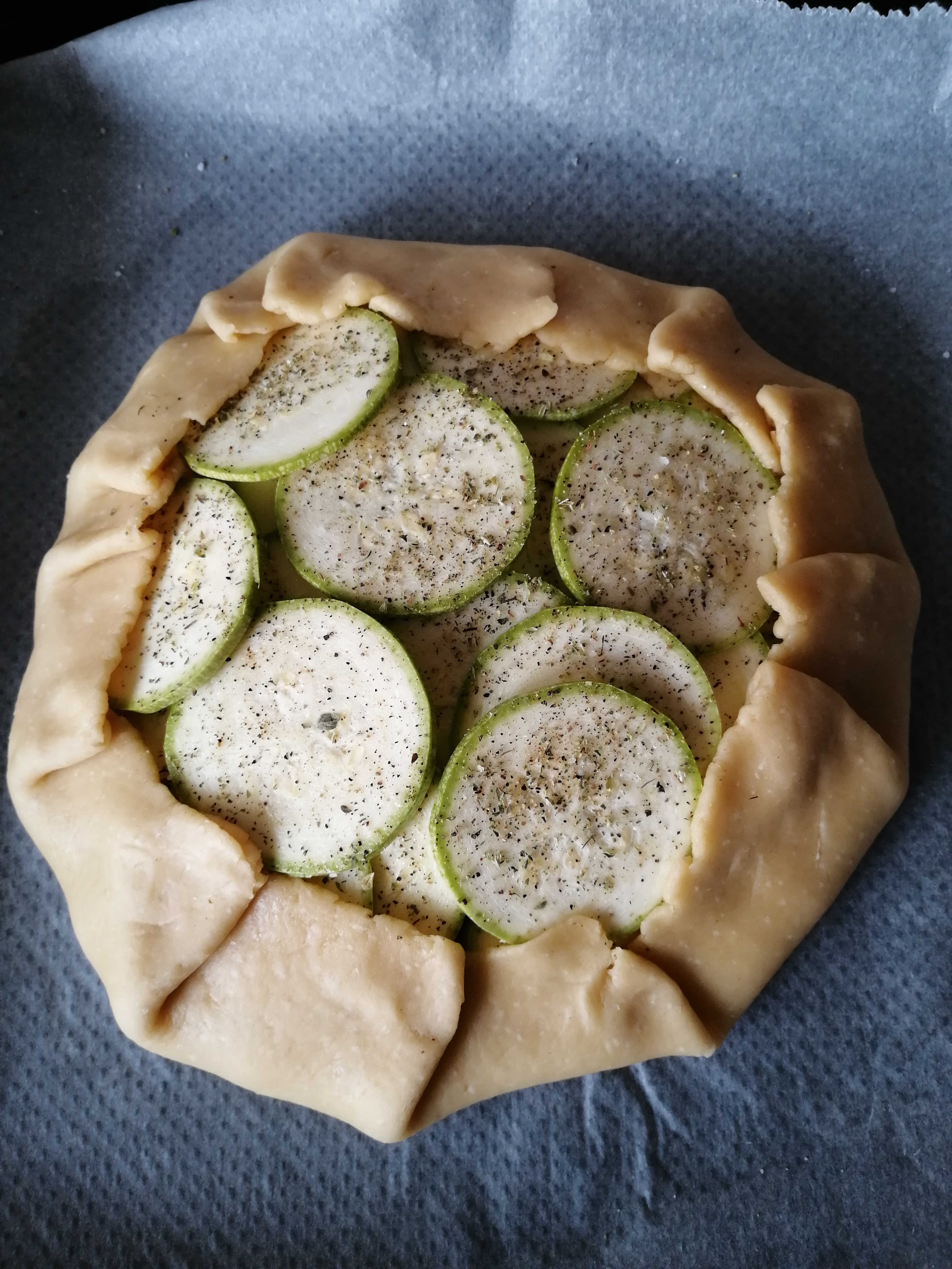 Tarta galette cu dovlecel si cascaval