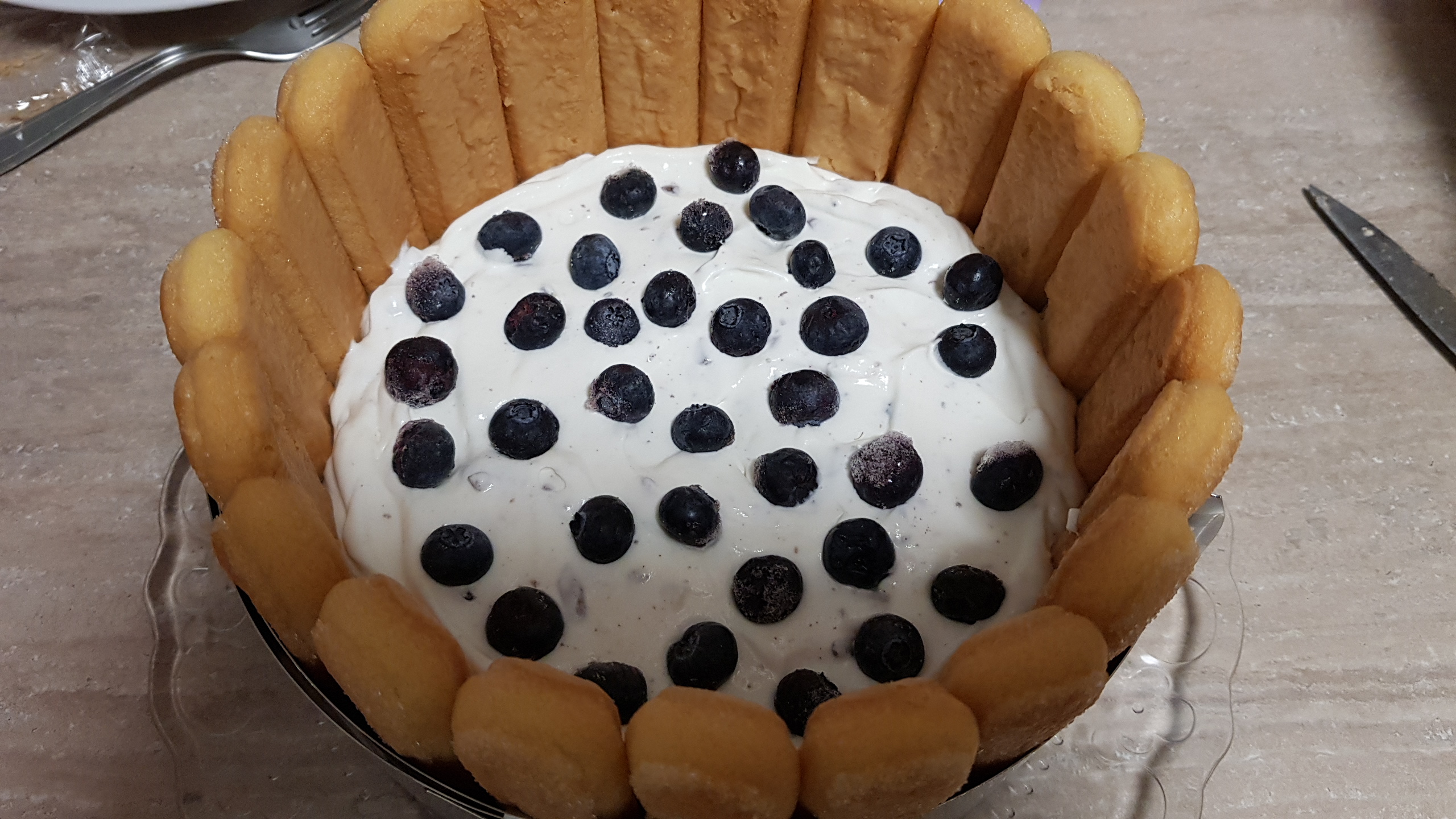 Desert tort din piscoturi, cu crema de iaurt si fructe