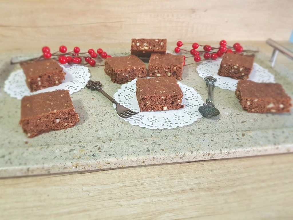 Desert negresa cu ciocolata si migdale (Brownies)