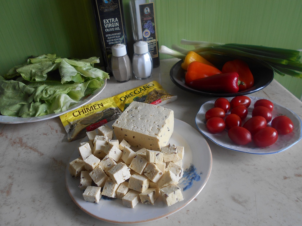 Salata cu tofu, ardei mini, ceapa verde si rosii cherry