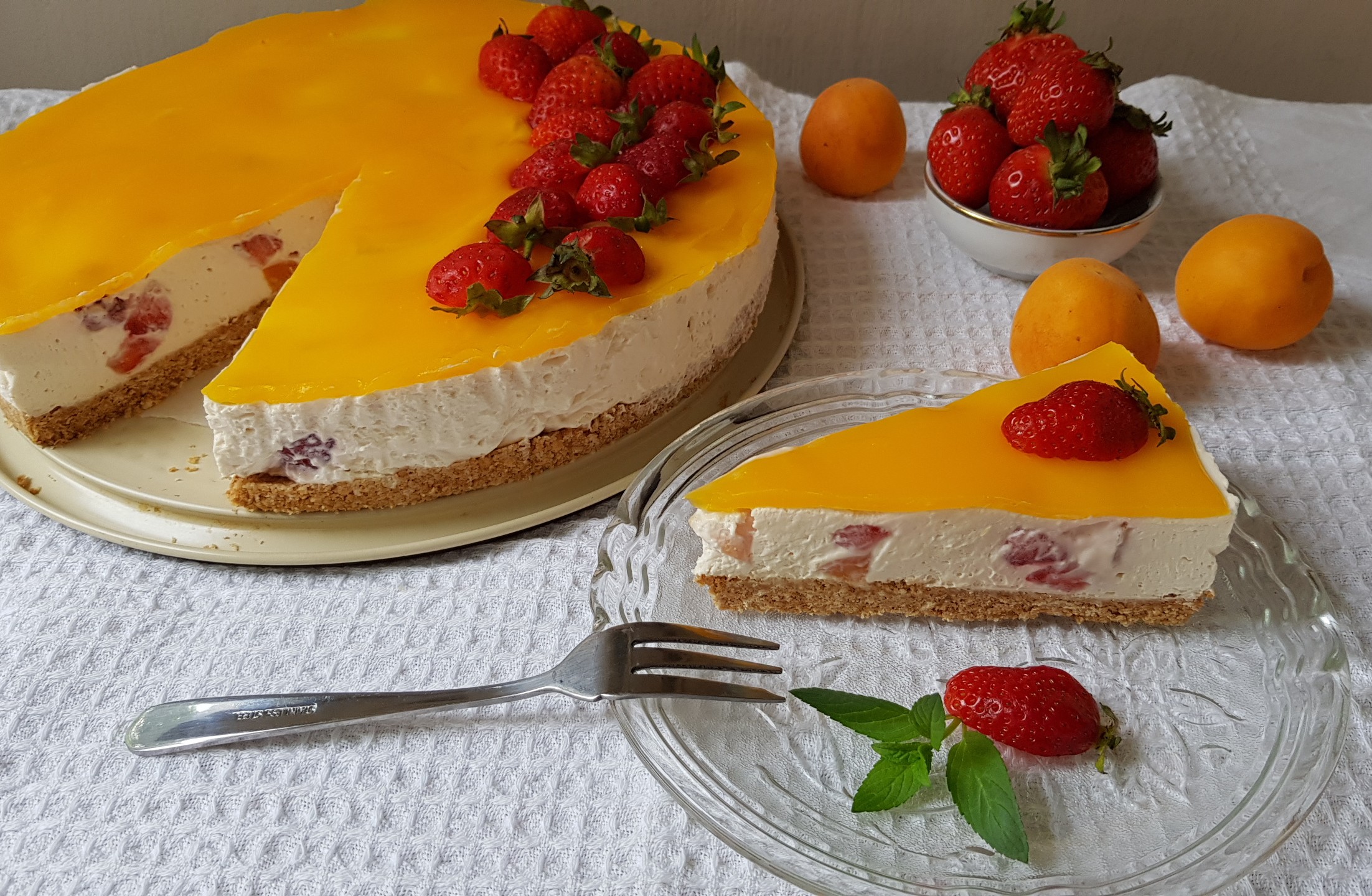 Desert cheesecake cu capsuni si caise