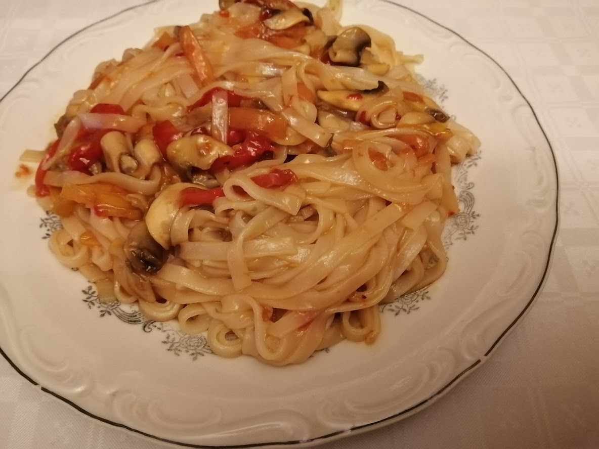 Noodles cu legume si ciuperci