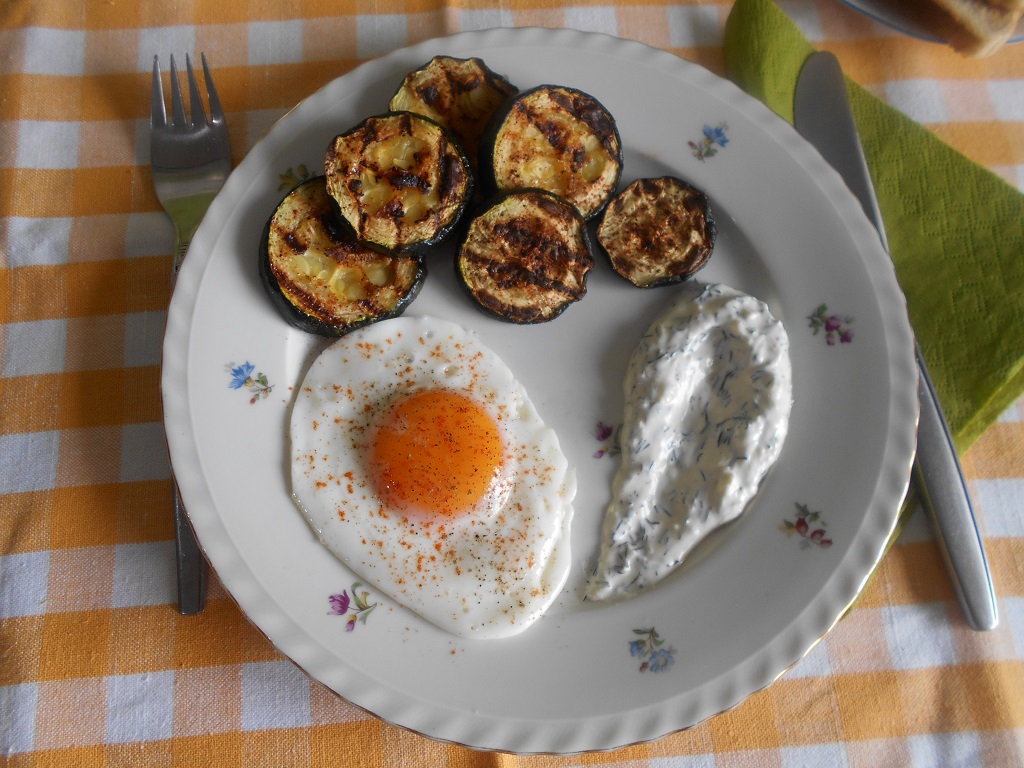 Zucchini la grill, cu ochiuri si sos din iaurt si usturoi