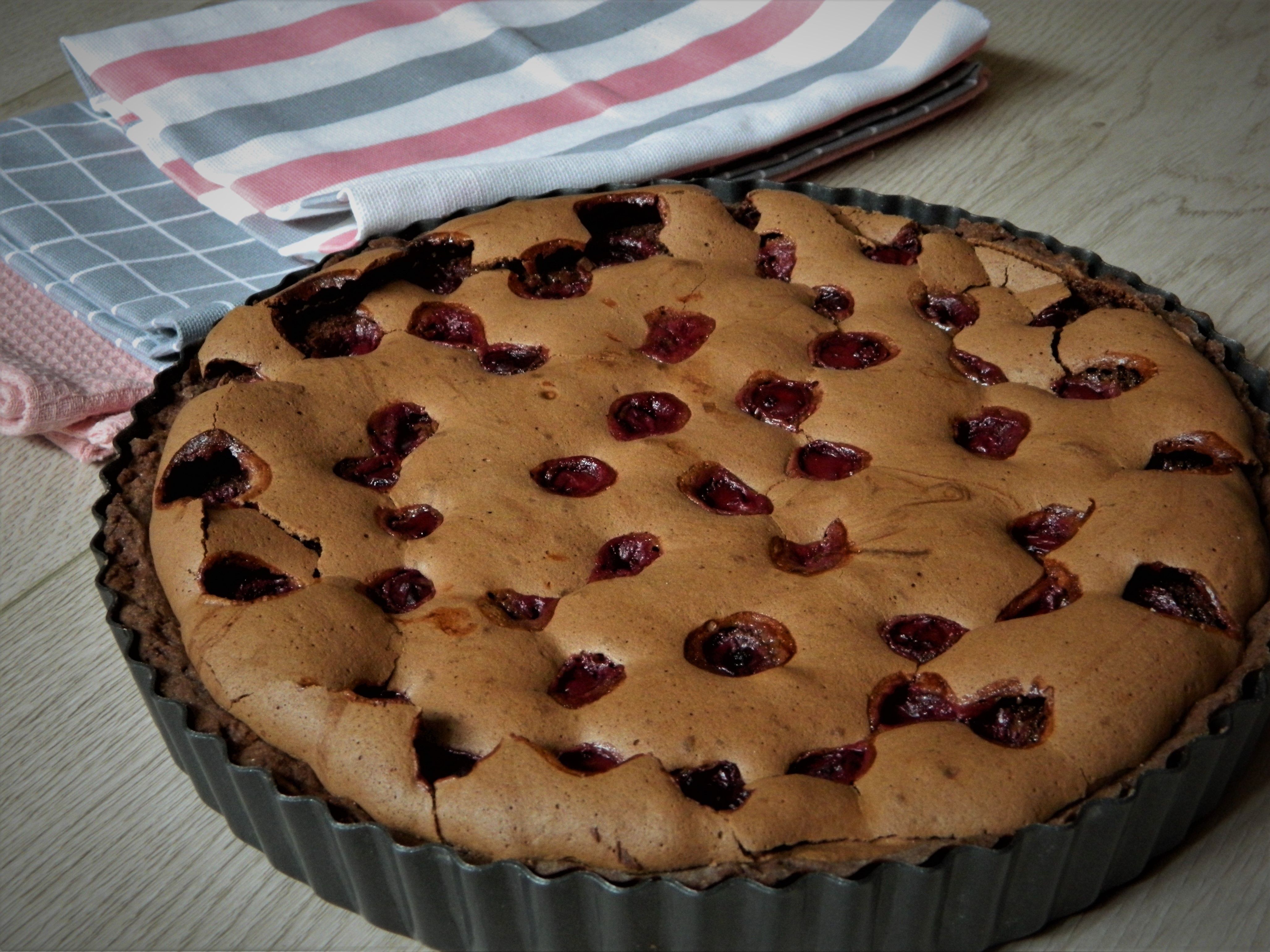 Desert tarta cu crema de ciocolata si visine